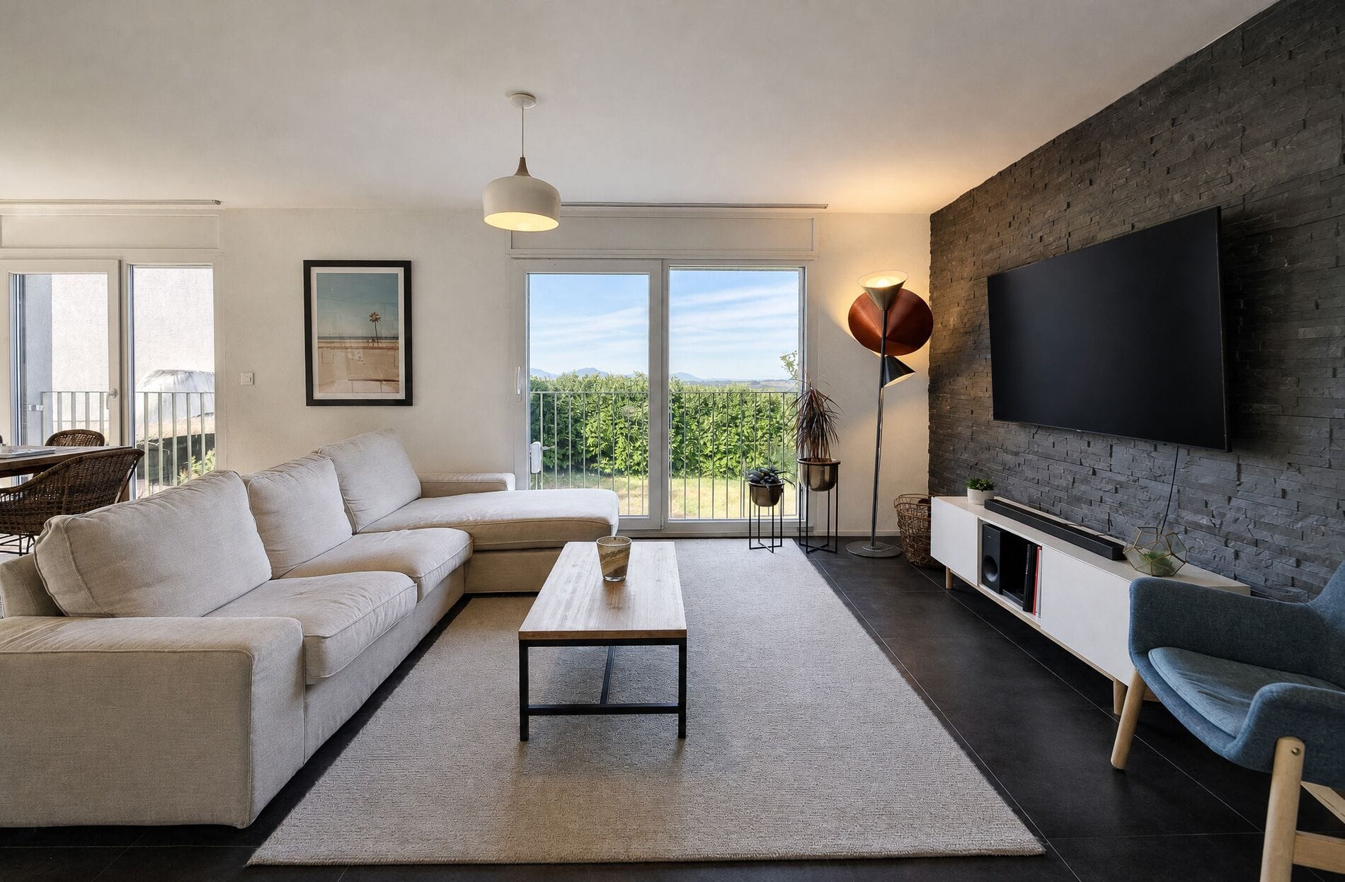 Modernes Wohnzimmer mit Balkonblick
