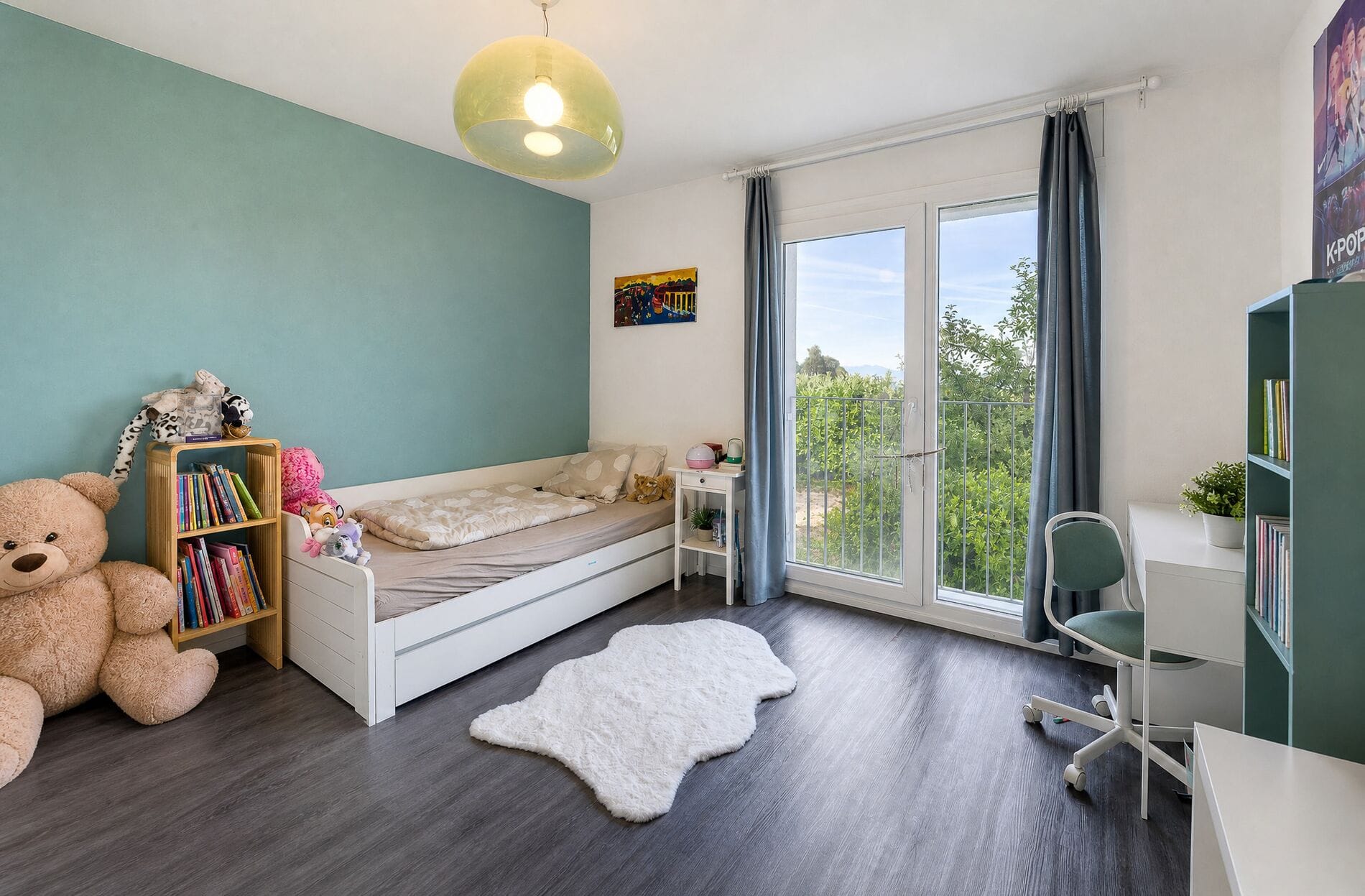 Jugendliches Schlafzimmer mit Balkonblick