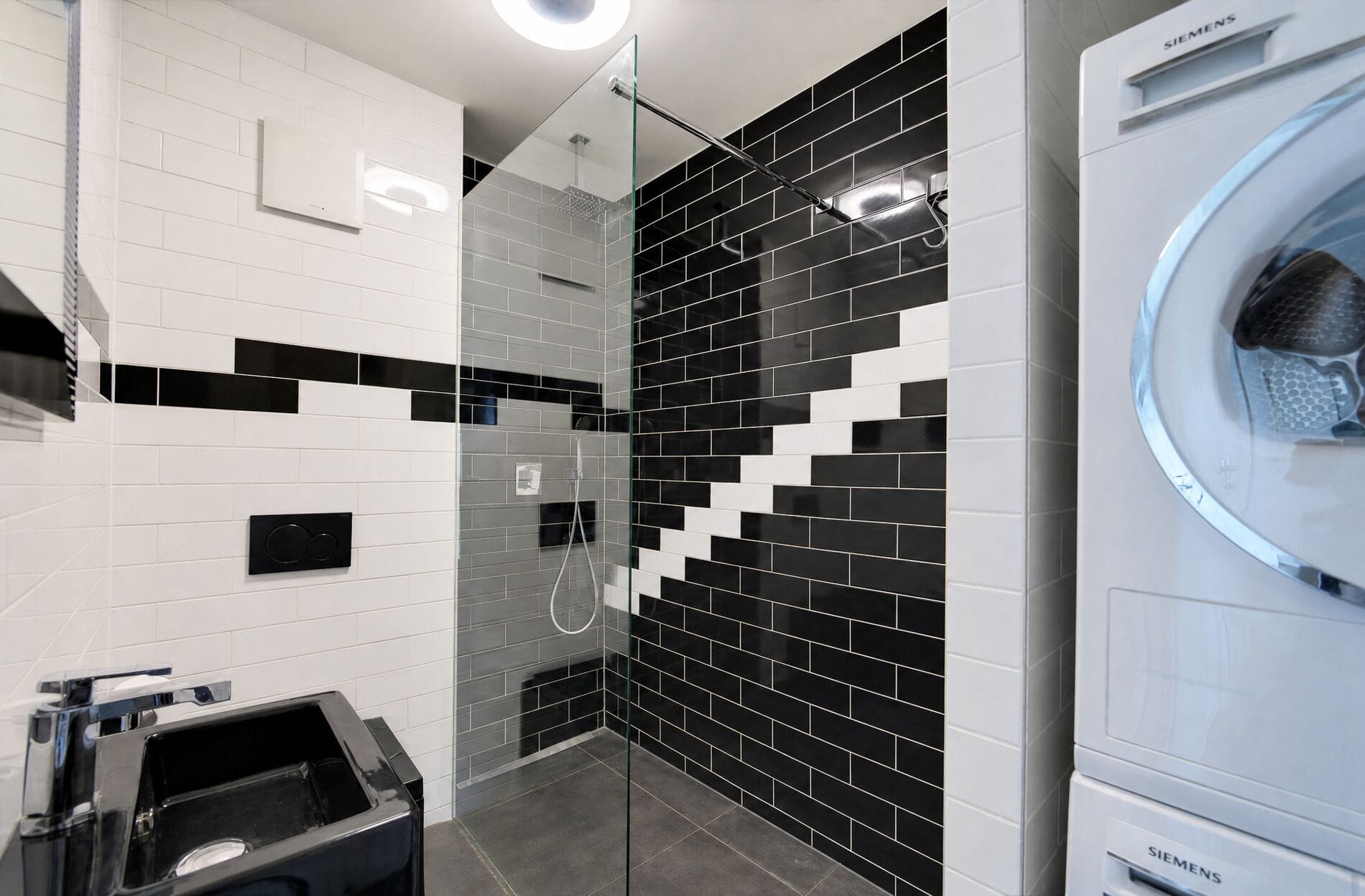 Modernes Badezimmer mit Schwarz-Weiß-Fliesen