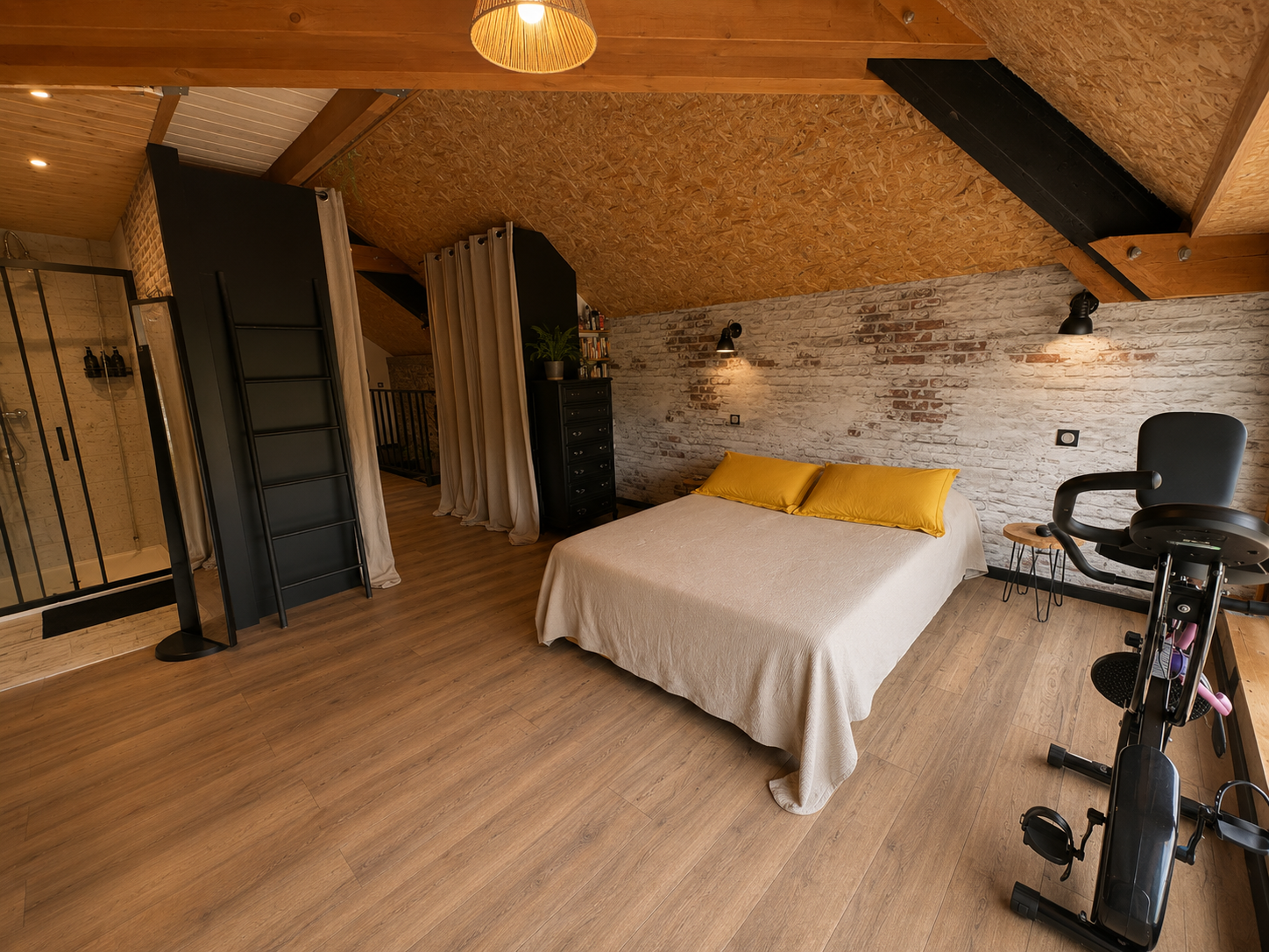 Dachgeschoss-Schlafzimmer mit Fitnessbereich