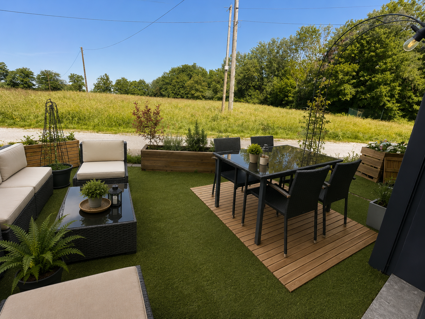 Gemütliche Gartenterrasse mit Sitzgruppe und Esstisch