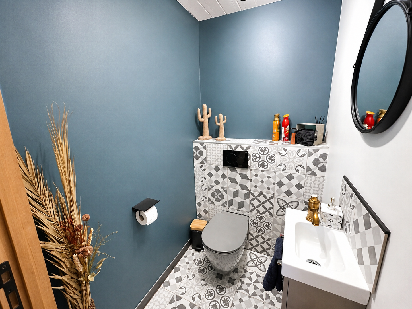 Gäste-WC mit dekorativen Fliesen und blauem Wandanstrich