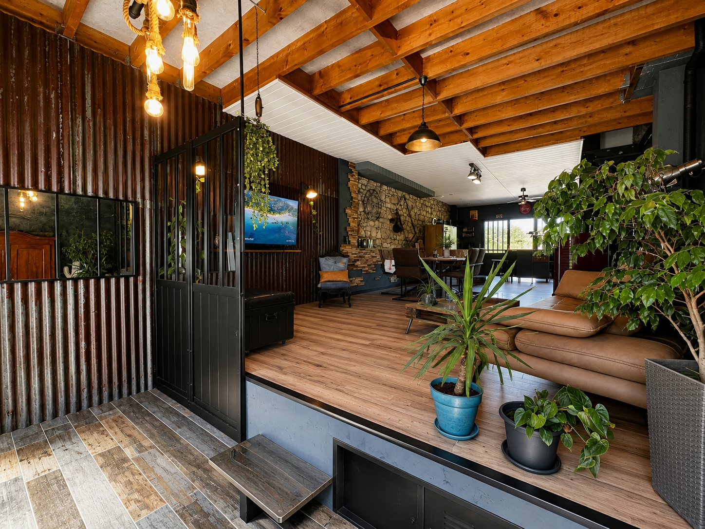 Gemütlicher Wohnraum im Industrial-Stil mit viel Holz und Pflanzen