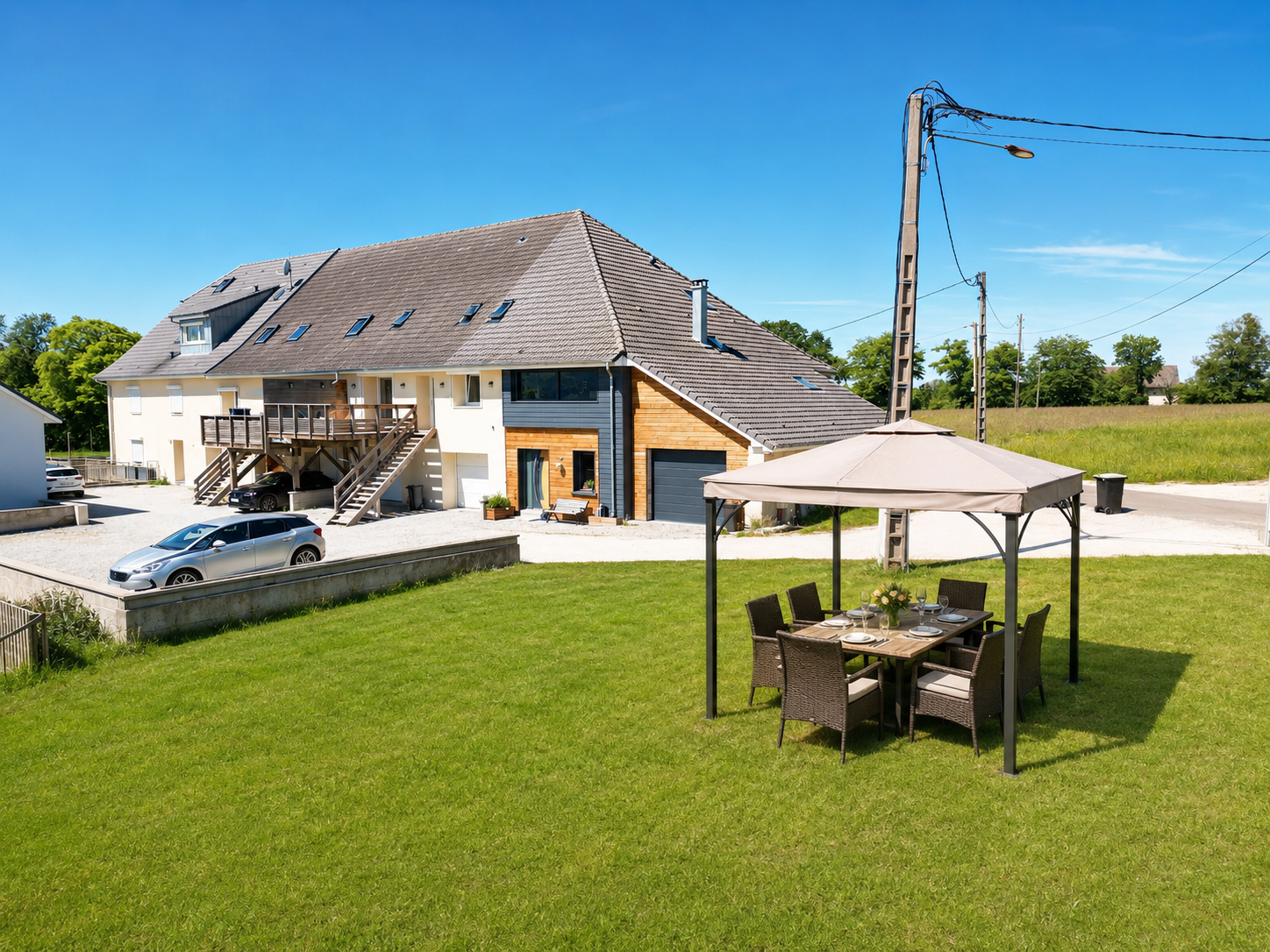 Großzügiges Wohnhaus mit Gartenpavillon