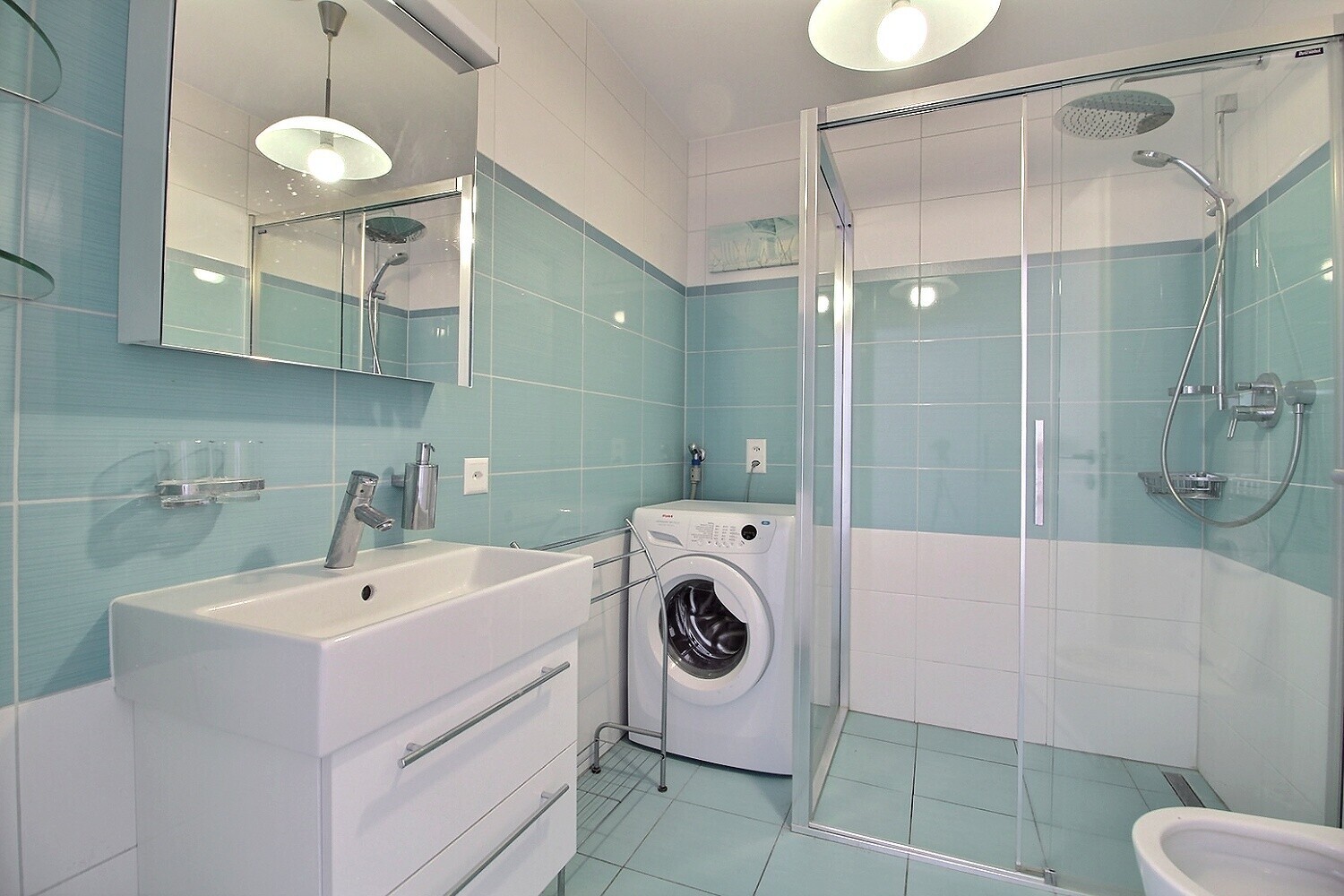 Modernes Badezimmer mit Dusche und Waschmaschine