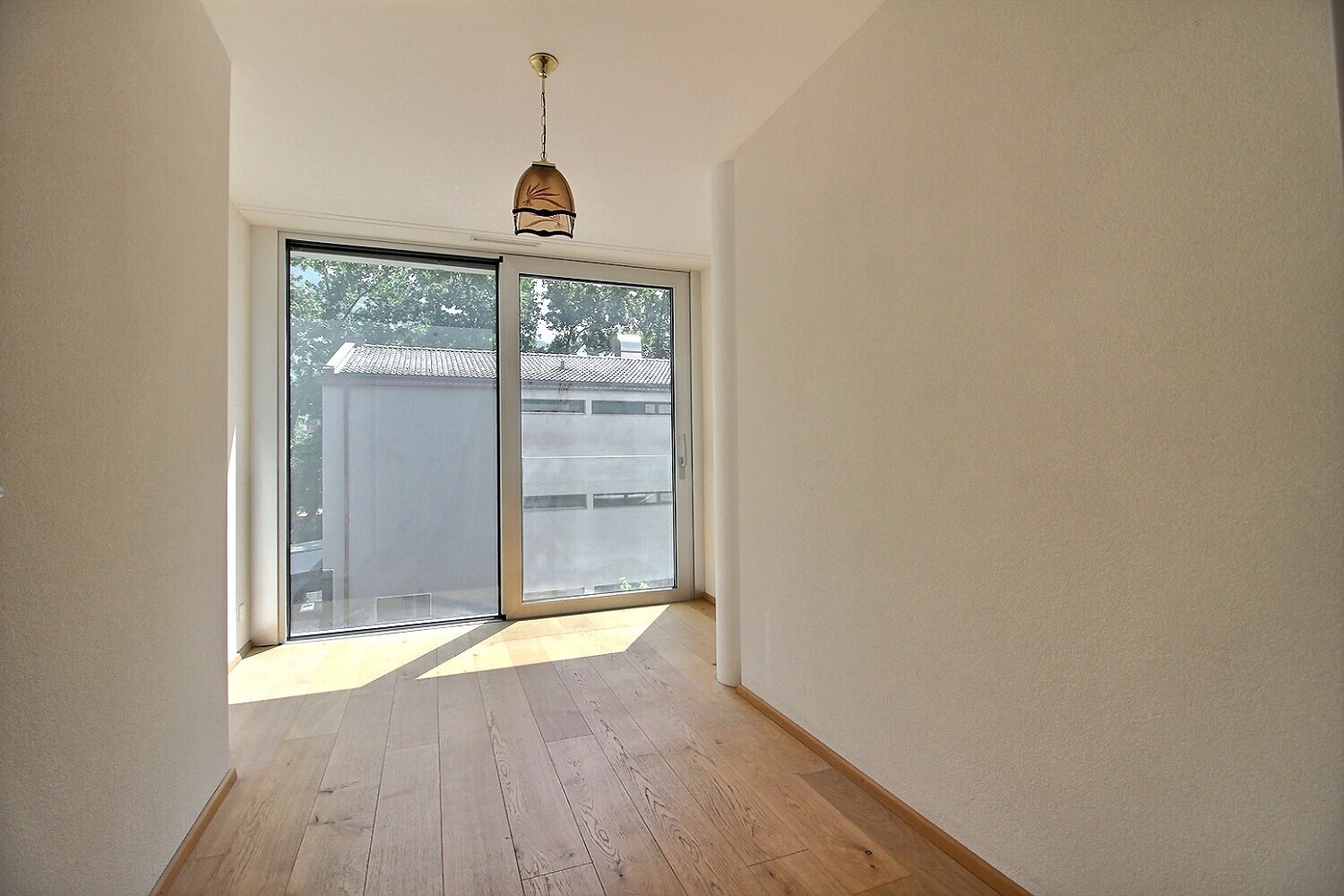 Heller Flur mit großem Fenster