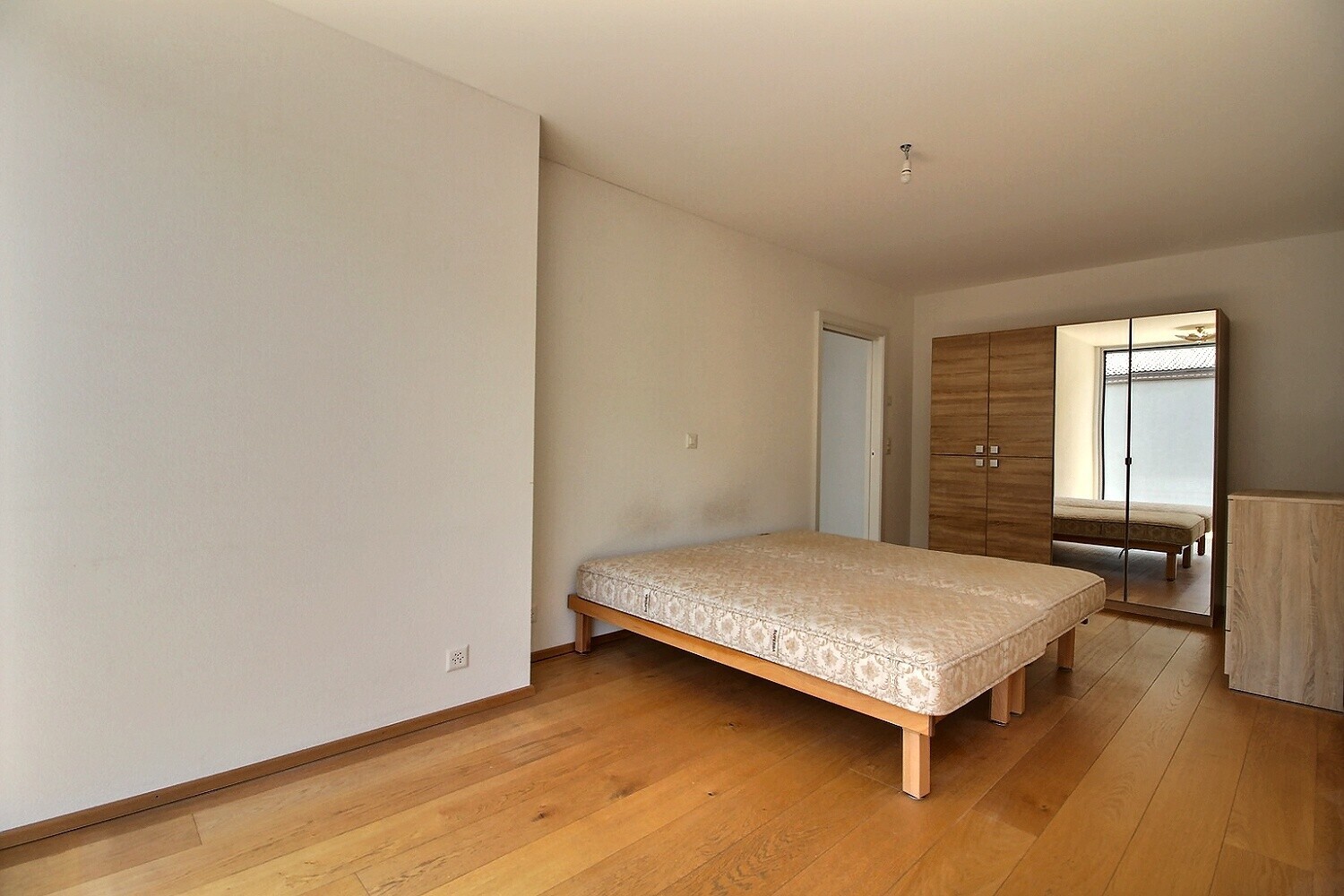 Schlafzimmer mit Doppelbett und Kleiderschrank