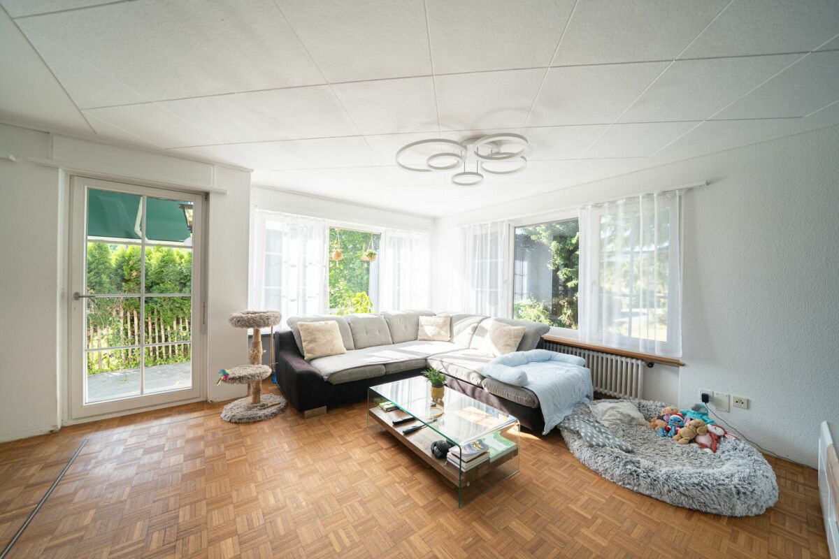 Helles Wohnzimmer mit großer Fensterfront