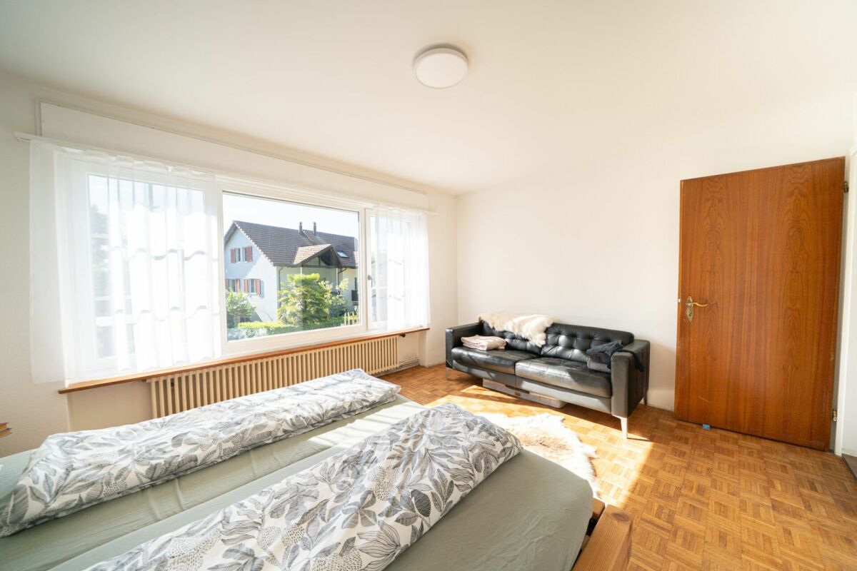Helles Schlafzimmer mit Balkonblick