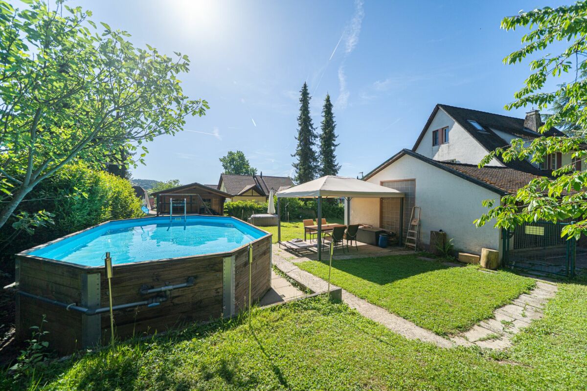 Garten mit Pool und Terrasse