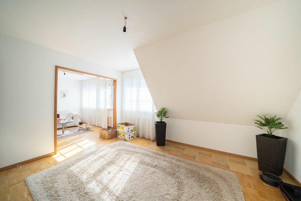 Helles Dachgeschosszimmer mit Durchgang zum Wohnbereich