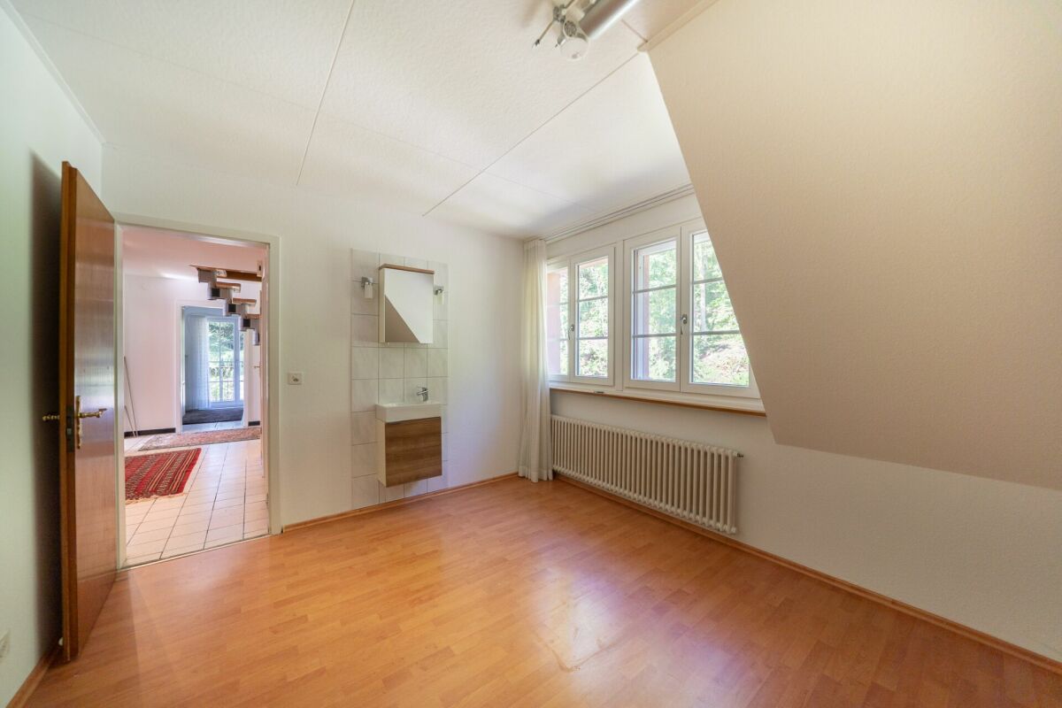 Helles Zimmer mit Holzboden und Fenster