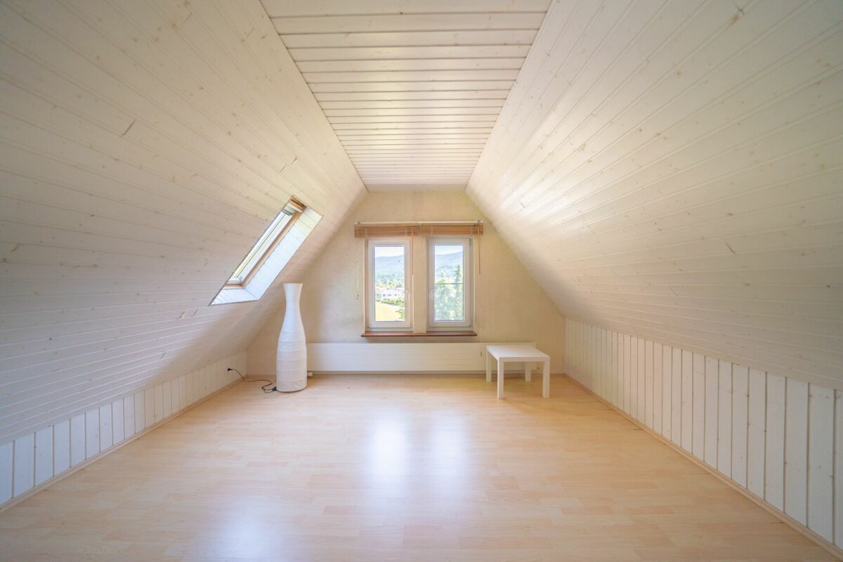 Heller Dachraum mit Holzverkleidung