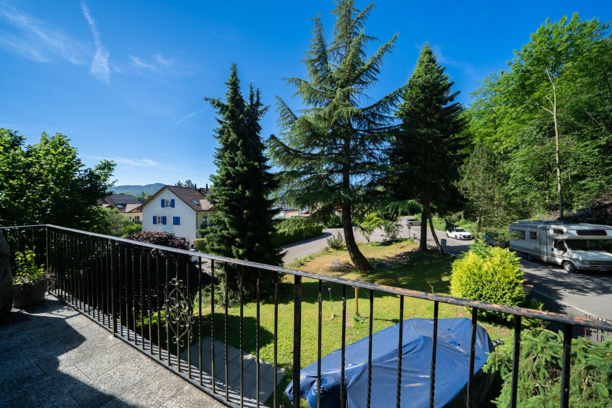 Balkon mit Garten- und Straßenblick