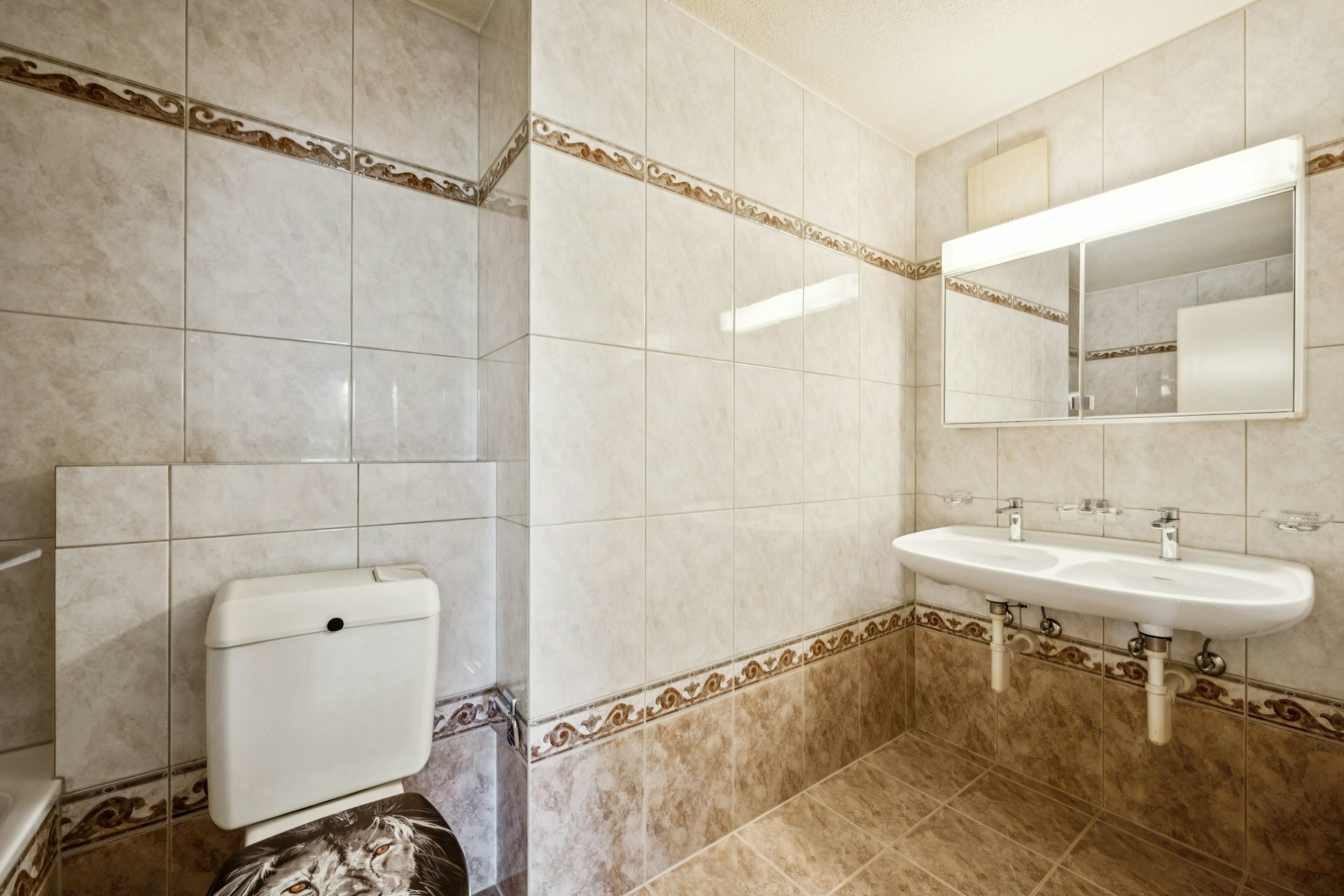 Modernes Gäste-WC mit Fliesen und Doppelwaschtisch