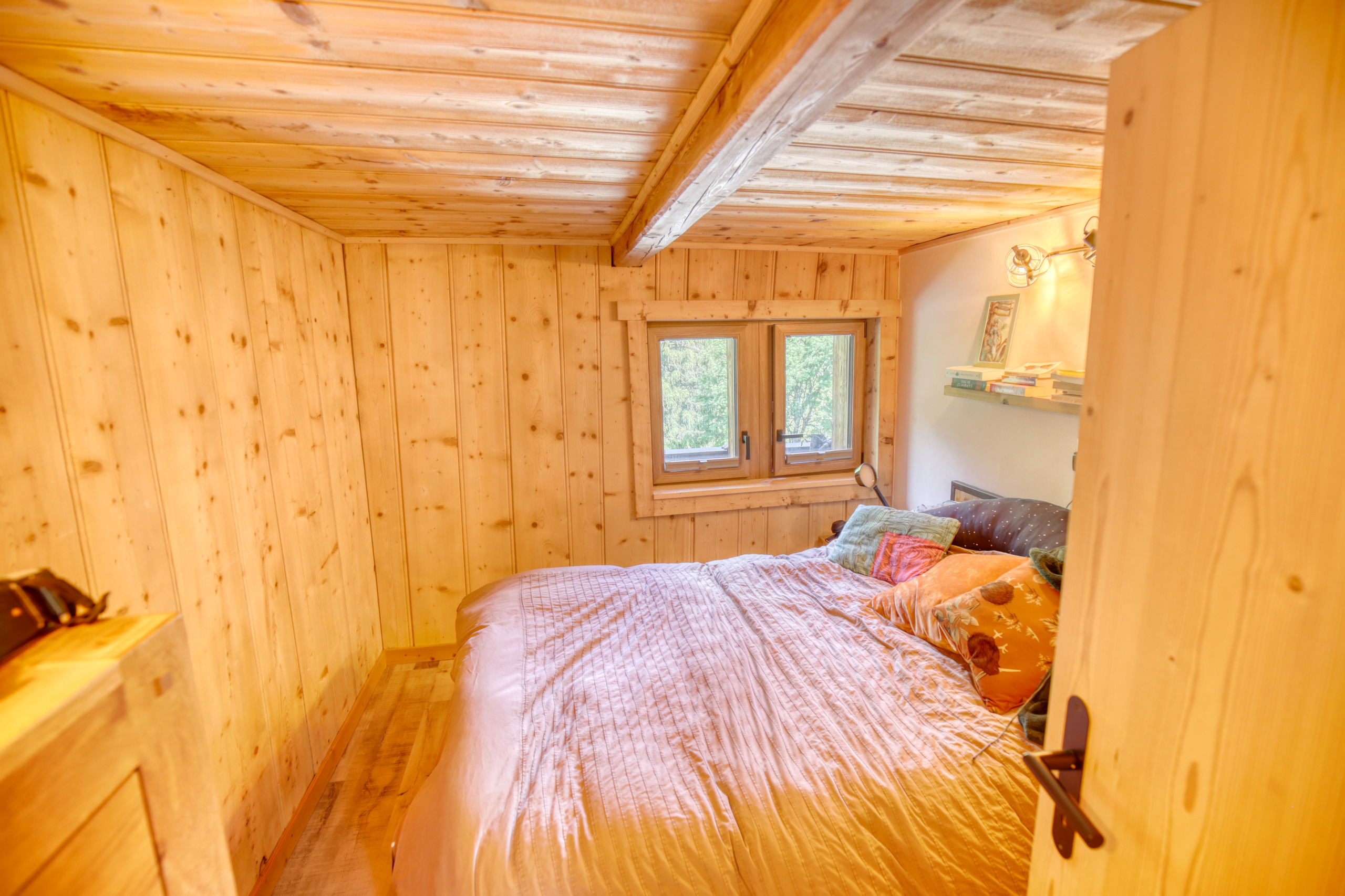Gemütliches Holzschlafzimmer