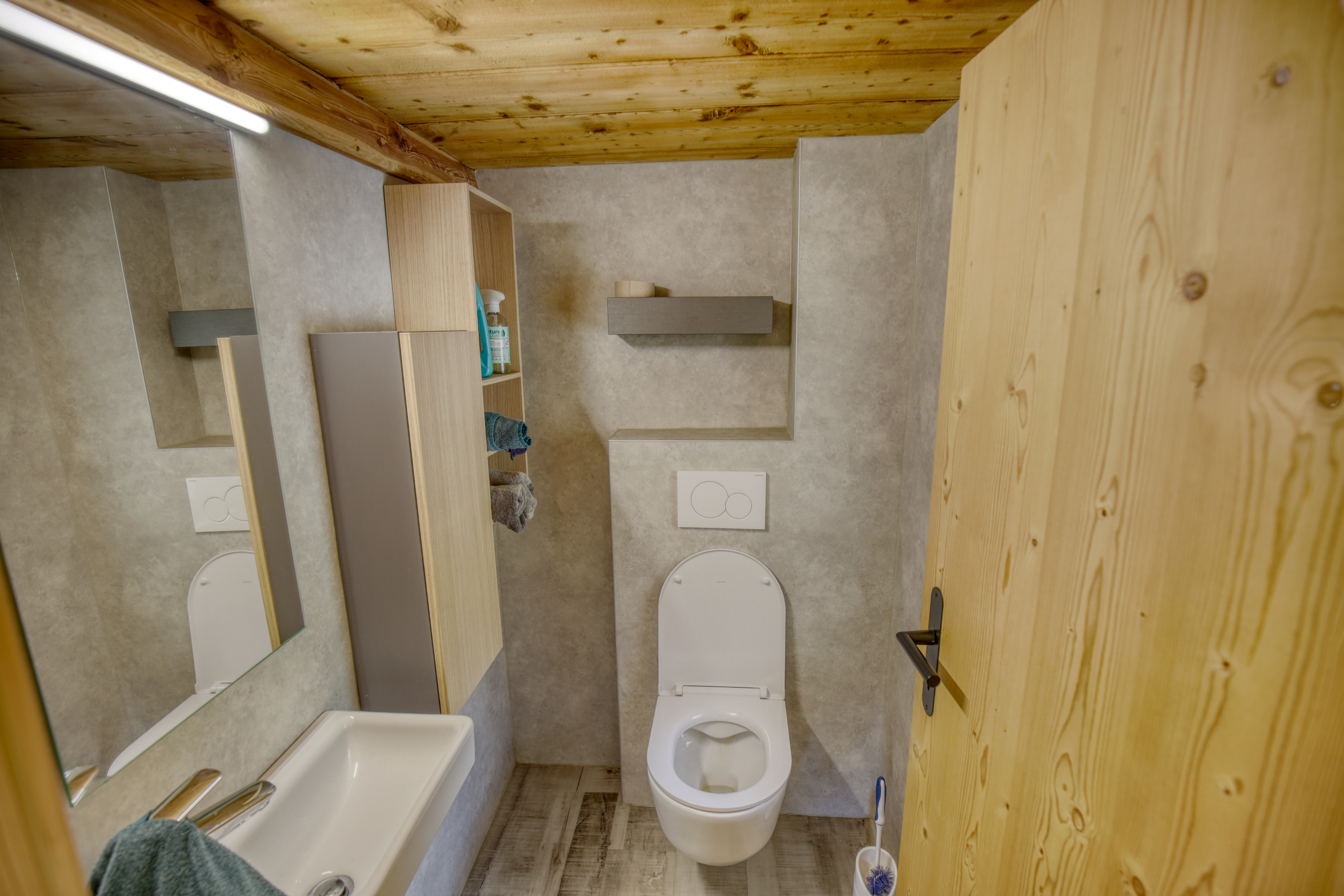 Kleines Gäste-WC mit Holzdecke