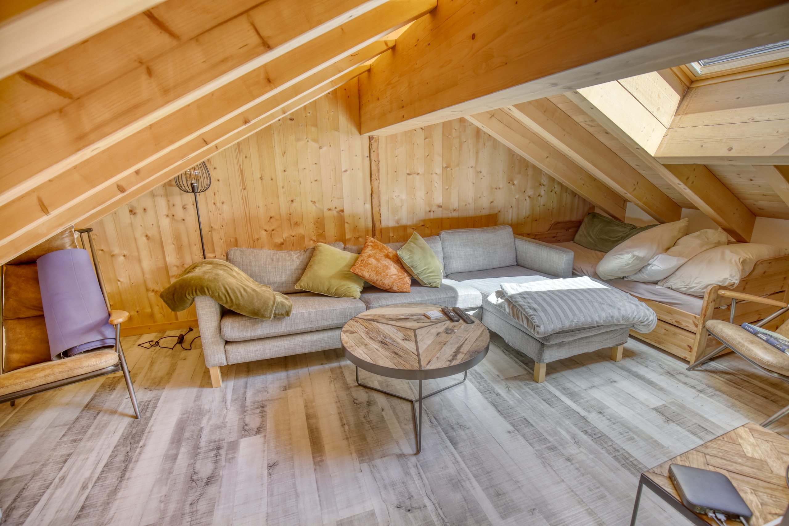 Dachgeschoss-Lounge mit Holzverkleidung