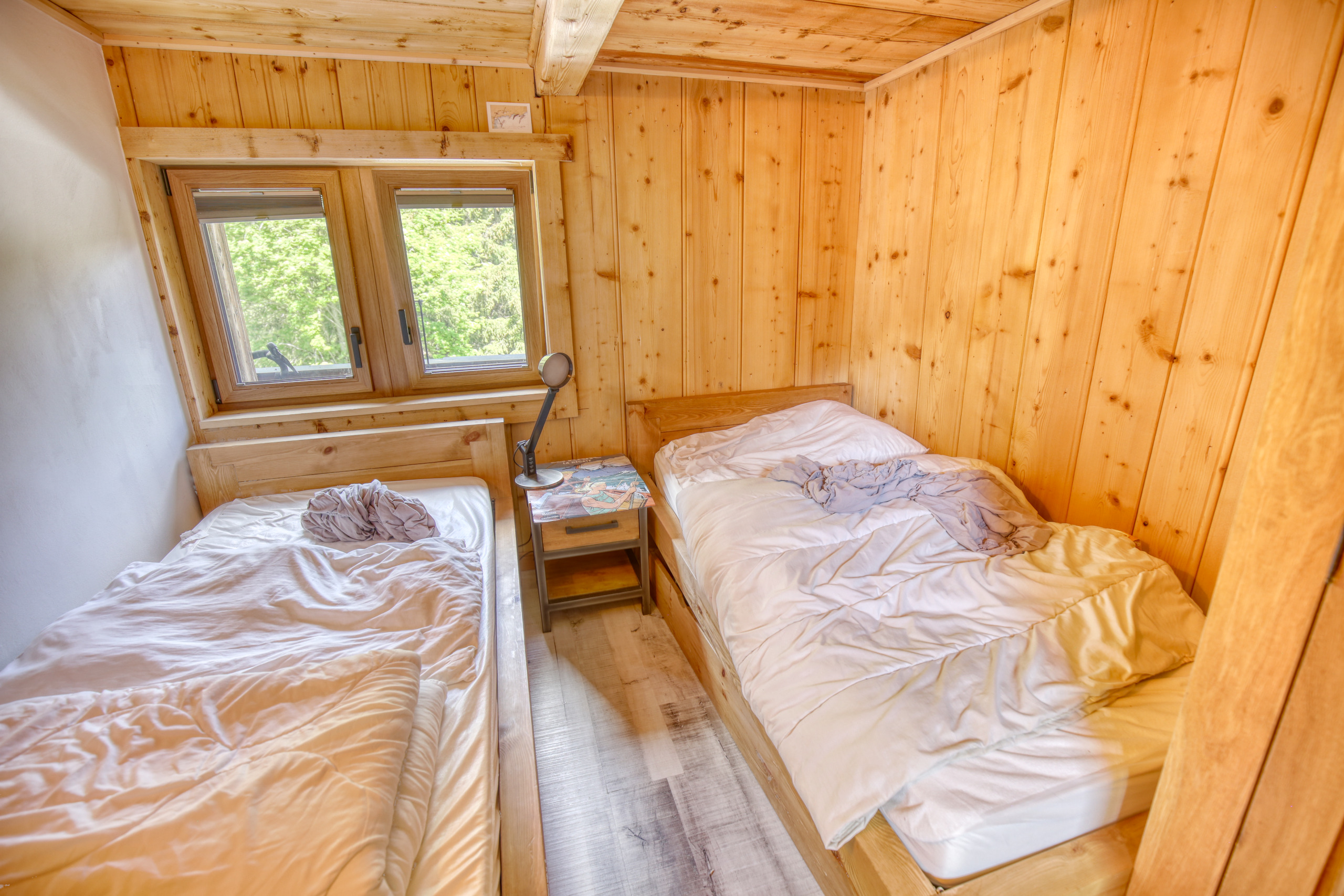 Kleines Holzschlafzimmer mit zwei Betten