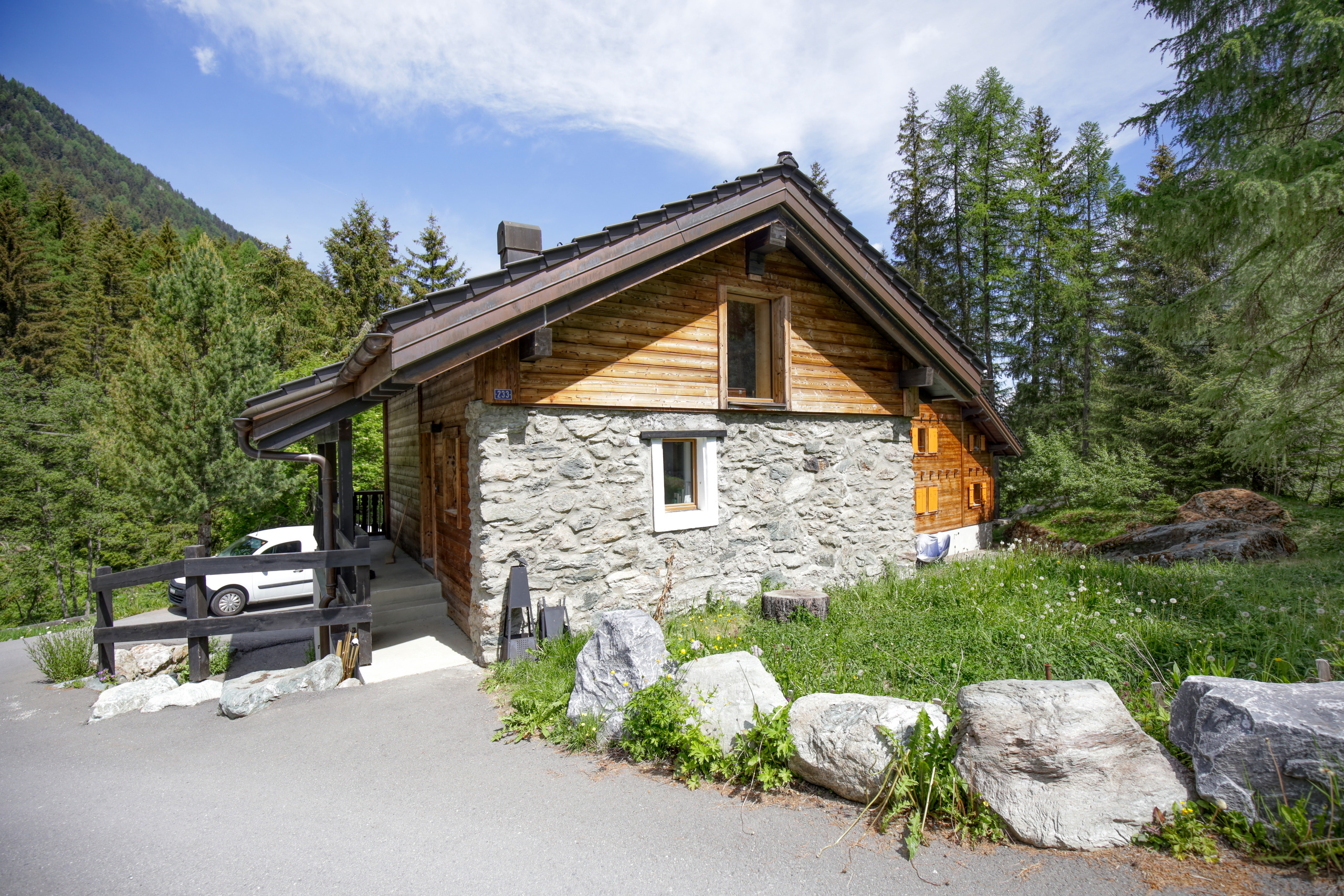 Alpines Holz-Steinhaus mit Satteldach