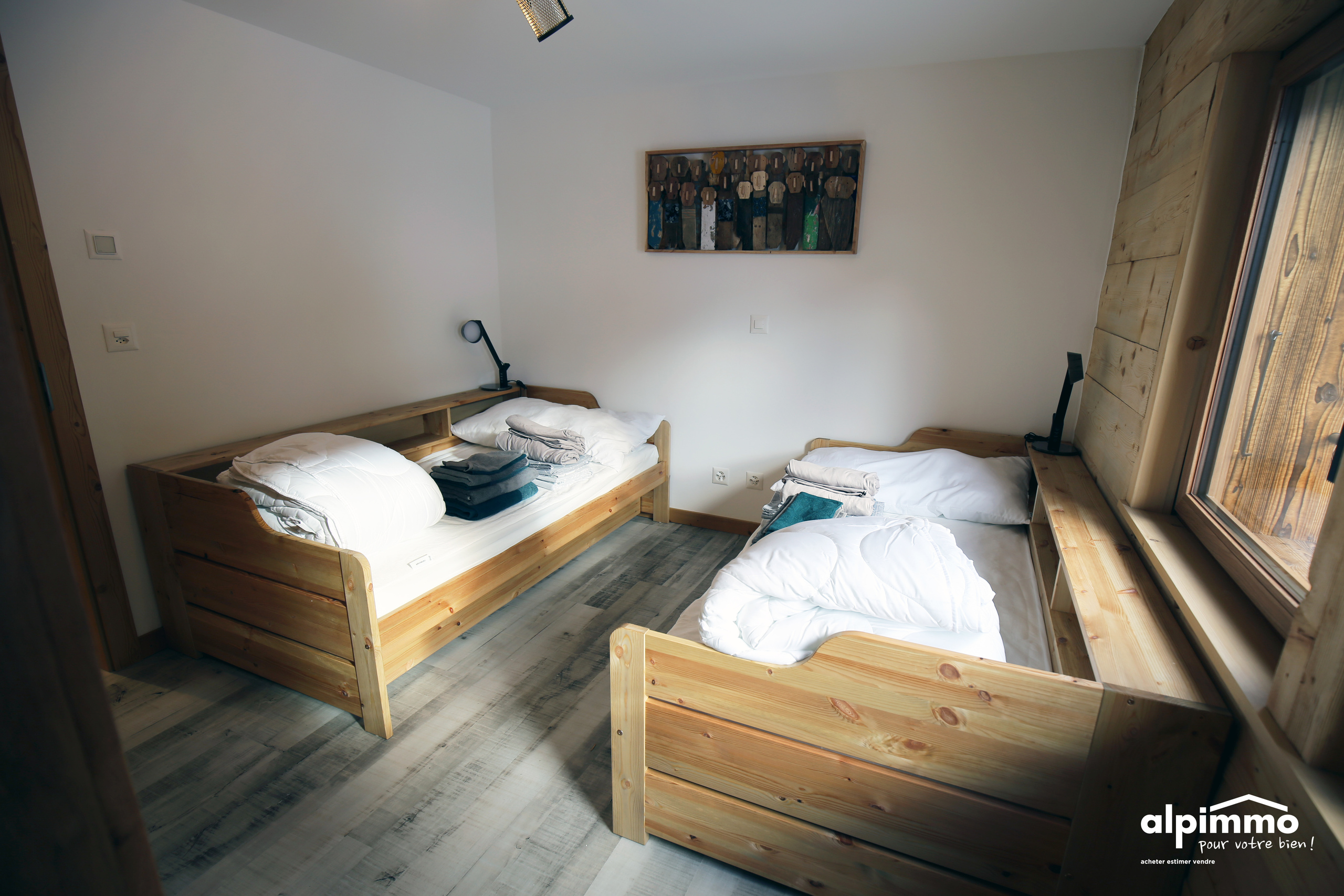 Gemütliches Schlafzimmer mit zwei Einzelbetten aus Holz