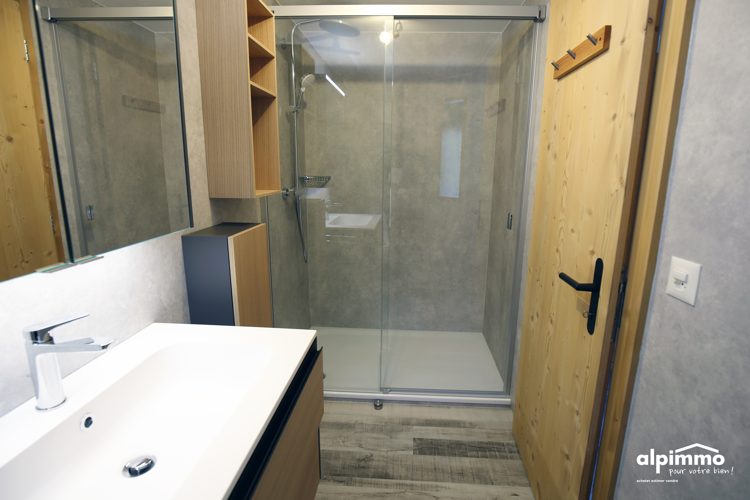 Modernes Badezimmer mit Duschkabine und Waschtisch