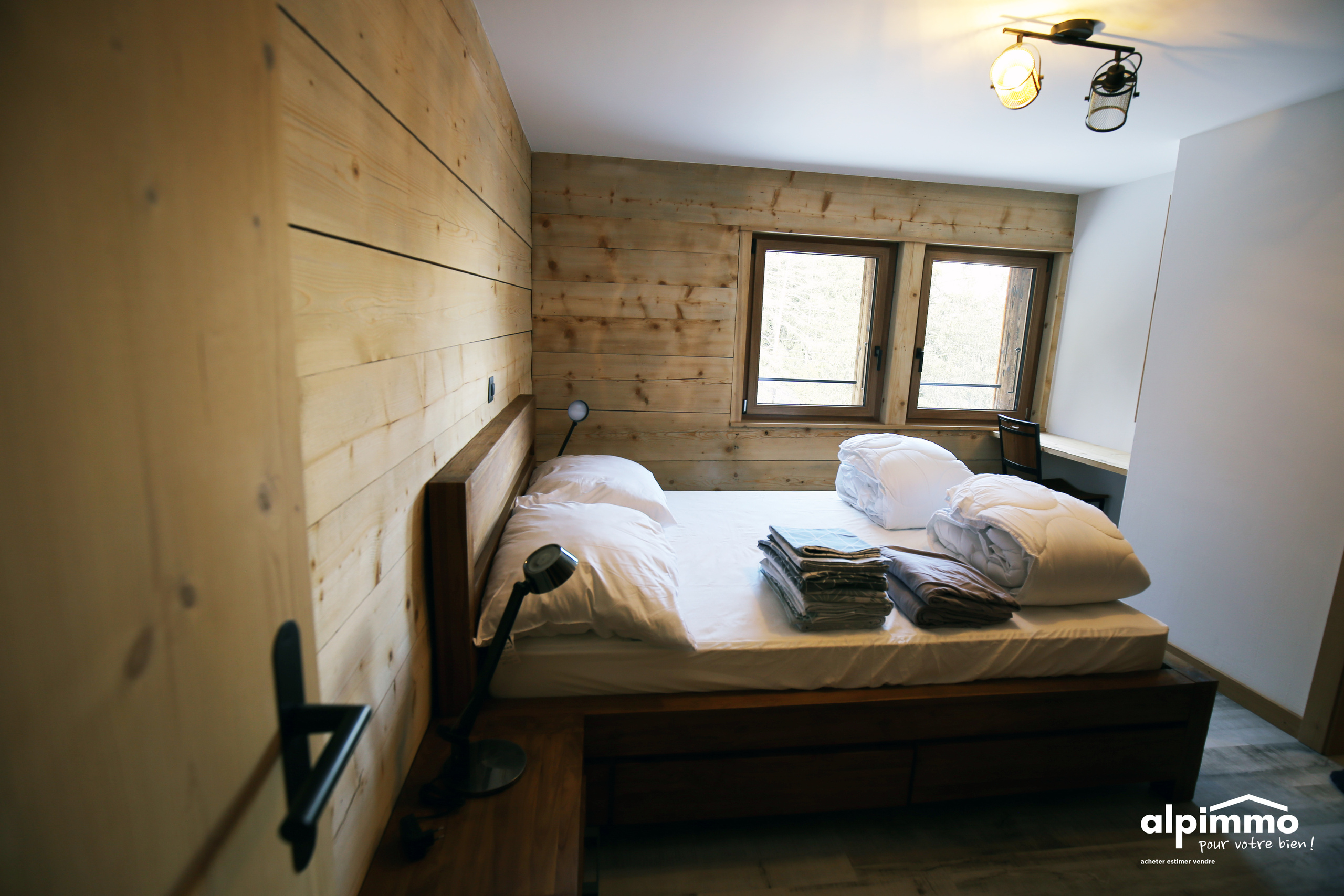 Schlafzimmer mit Holzverkleidung