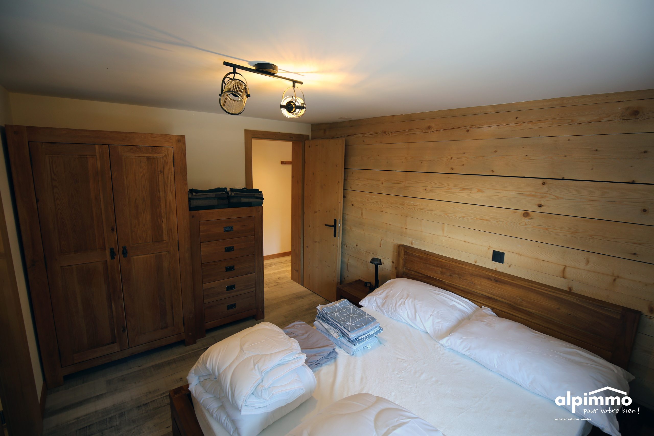 Gemütliches Schlafzimmer mit Holzverkleidung