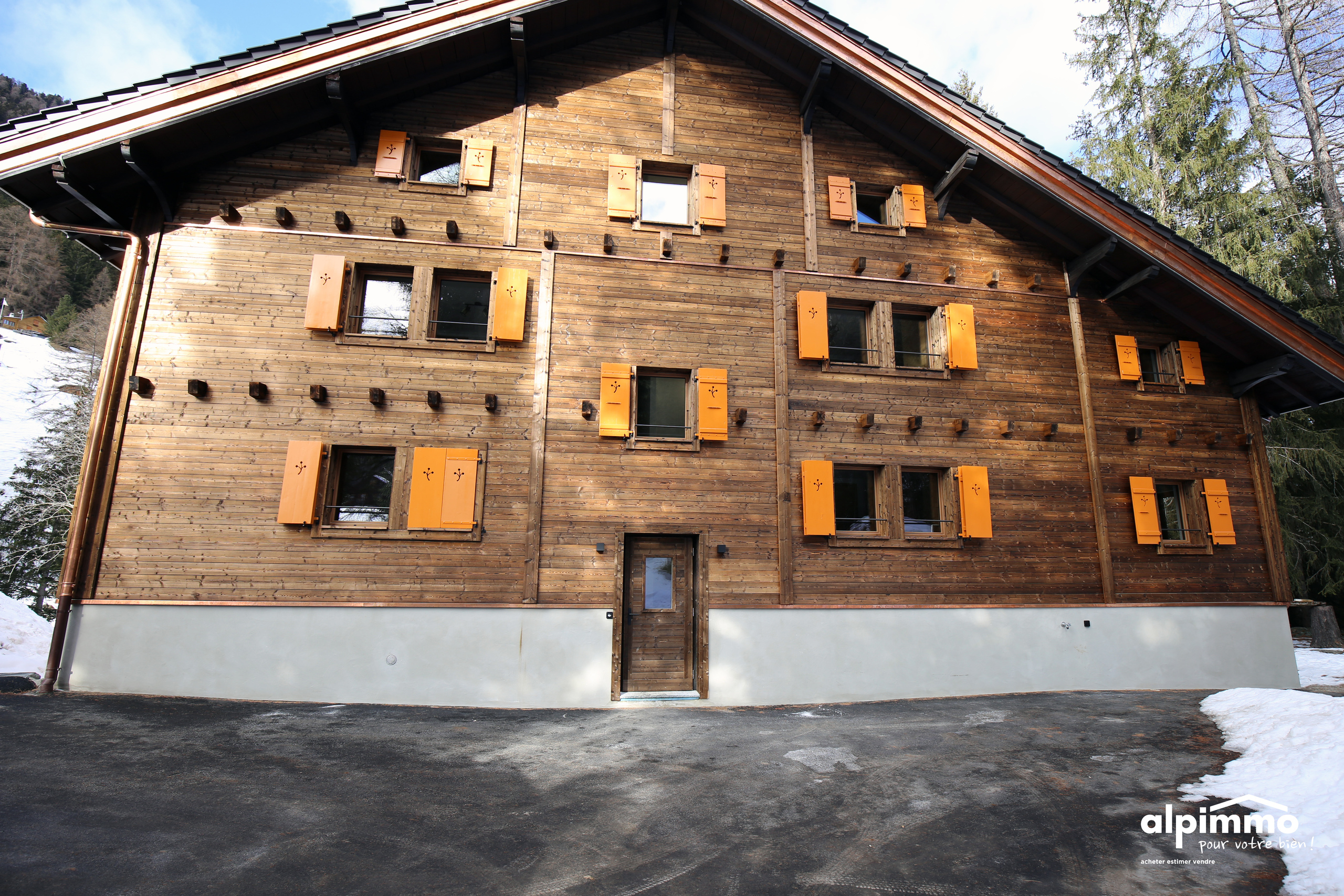Alpenchalet mit Holzfassade