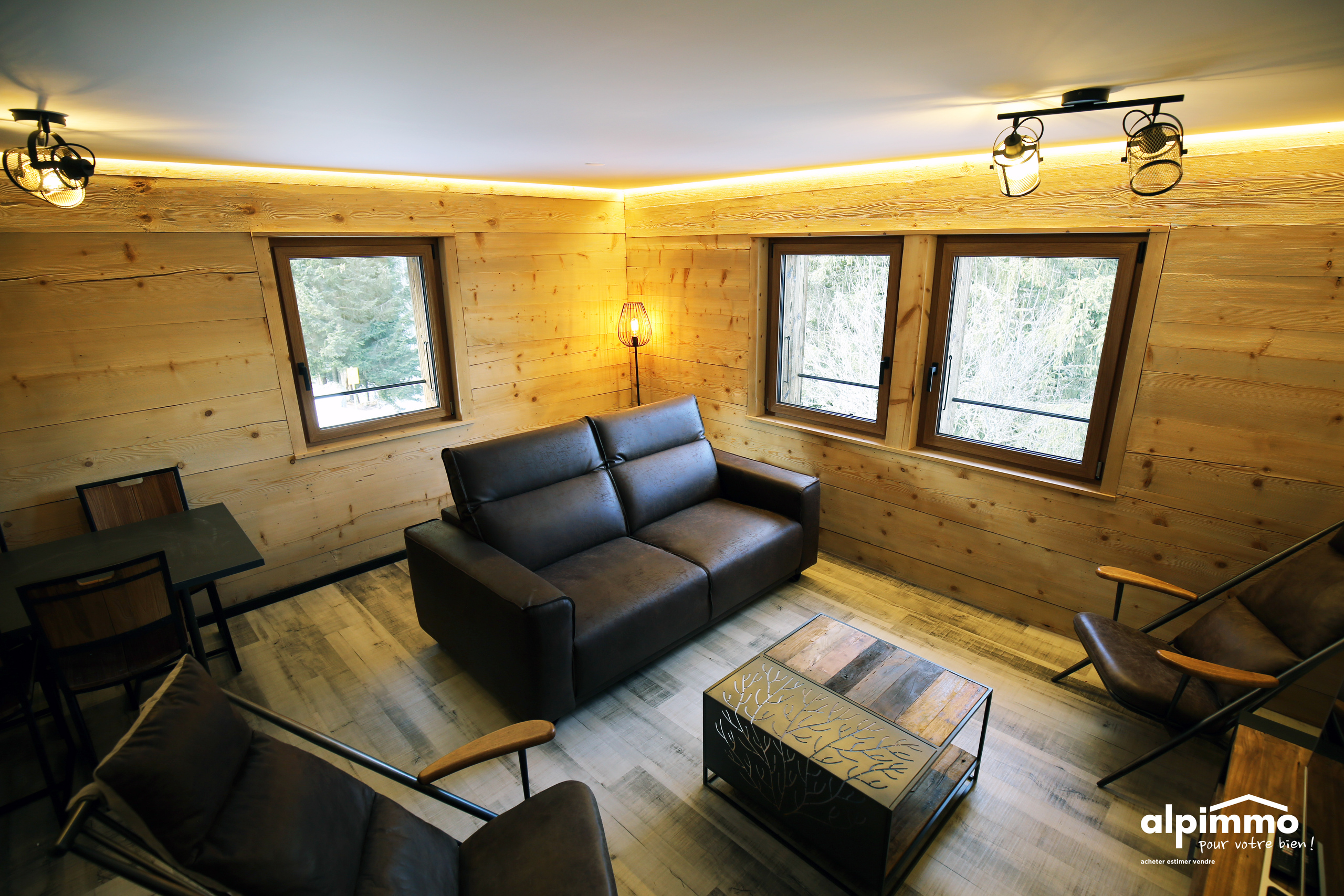 Gemütliche Wohnlounge mit Holzwänden