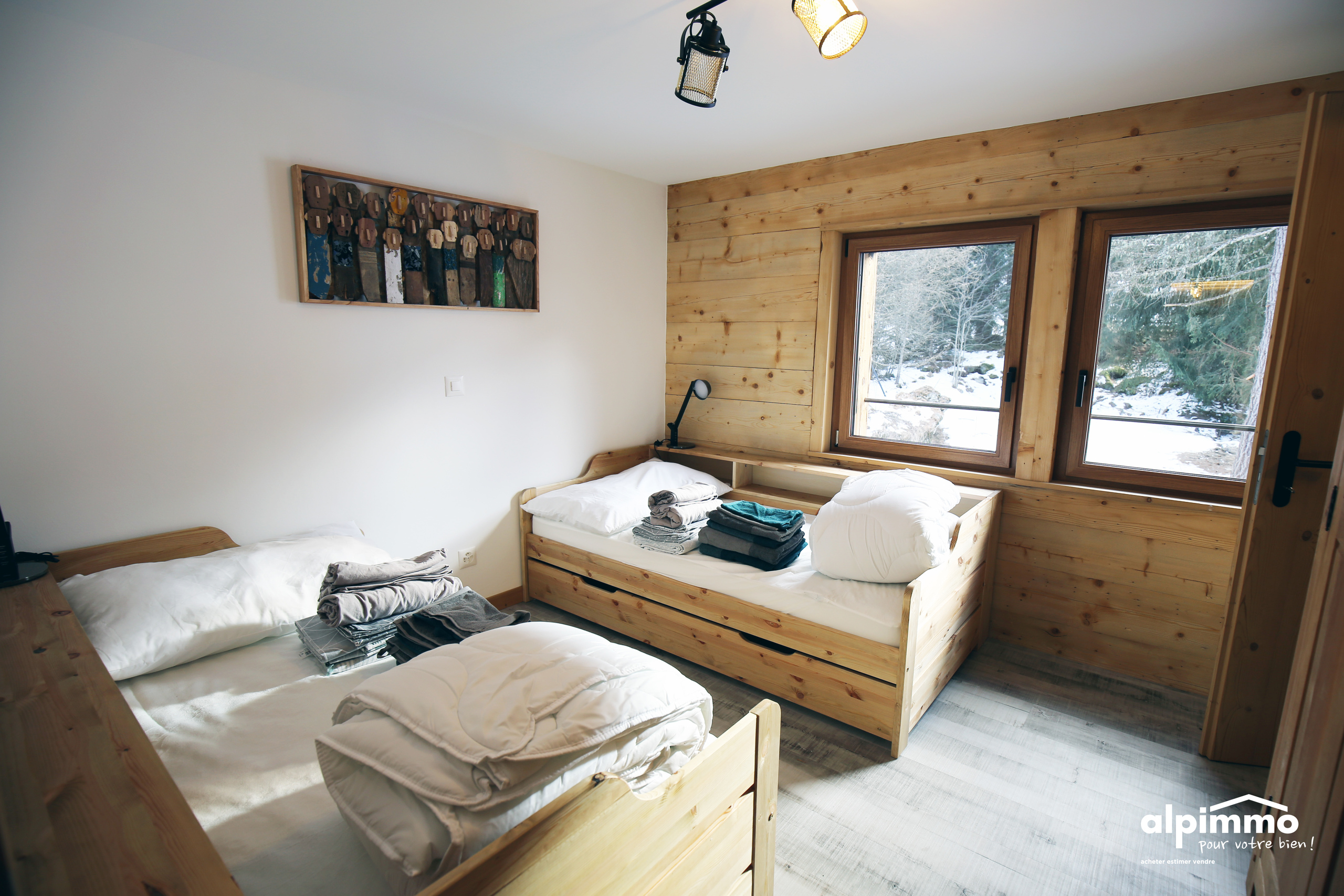 Gemütliches Holz-Schlafzimmer mit zwei Betten