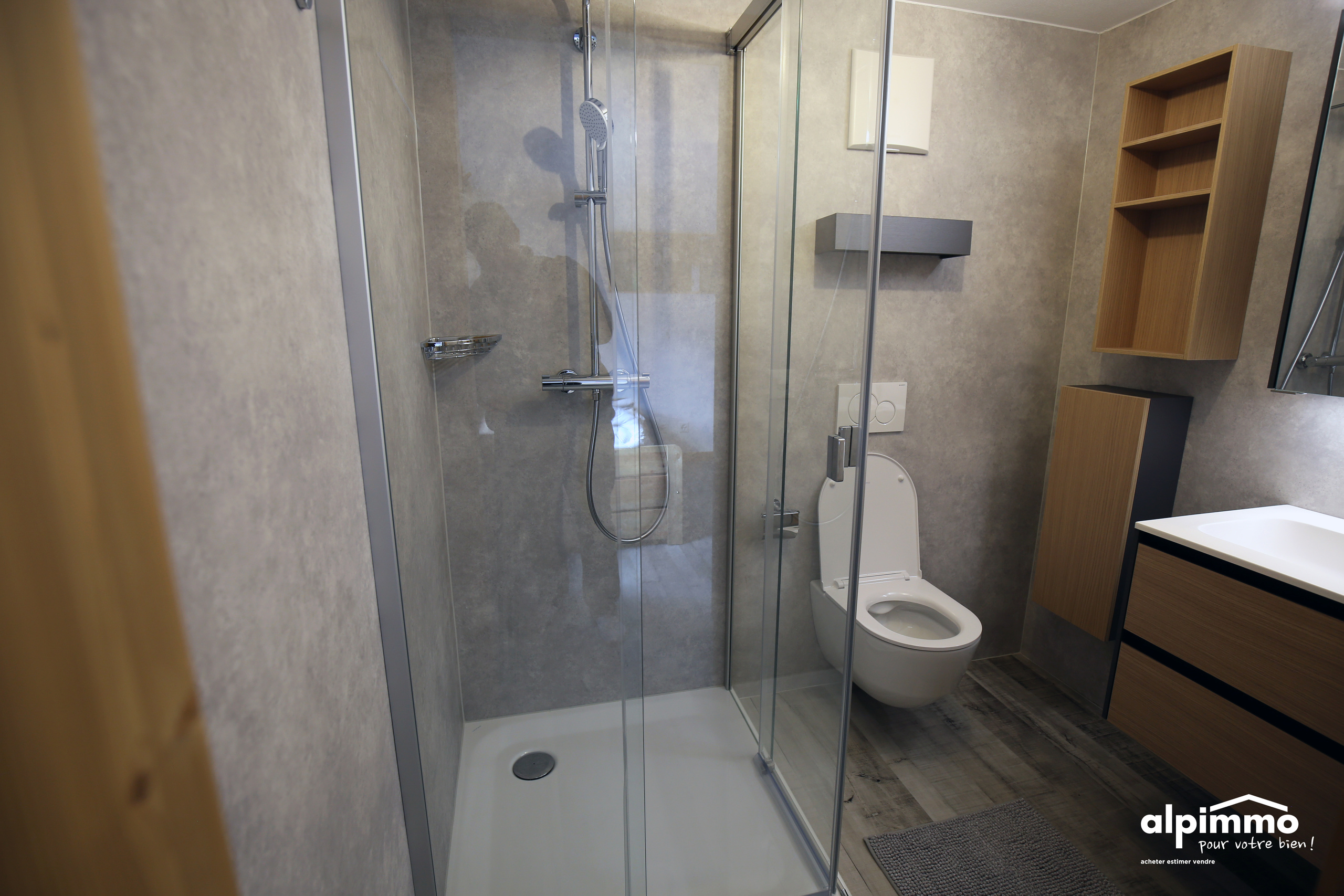 Modernes Badezimmer mit Dusche und WC
