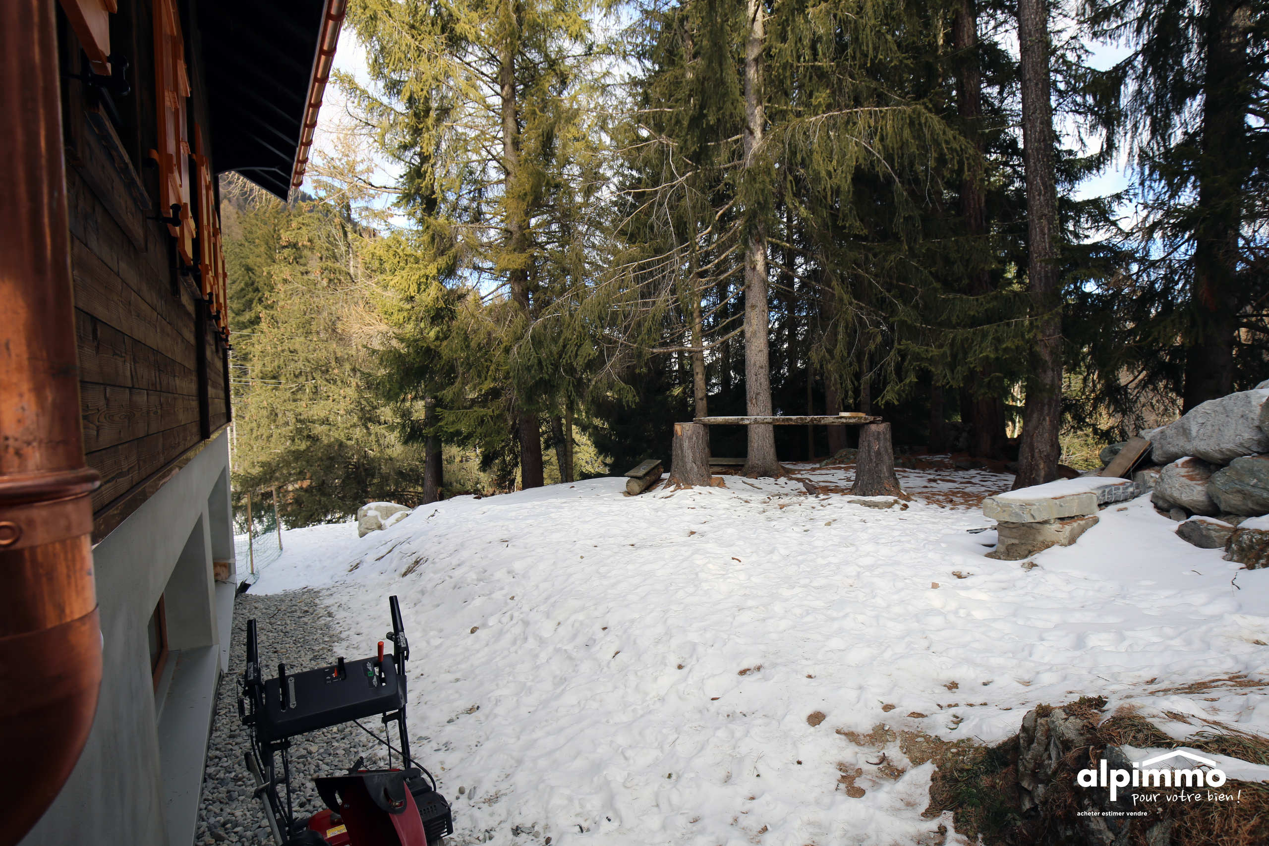Verschneiter Außenbereich am Chalet