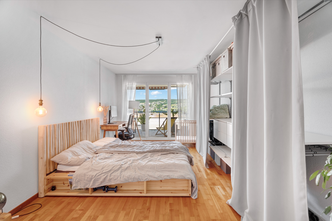 Helles Schlafzimmer mit Balkonblick