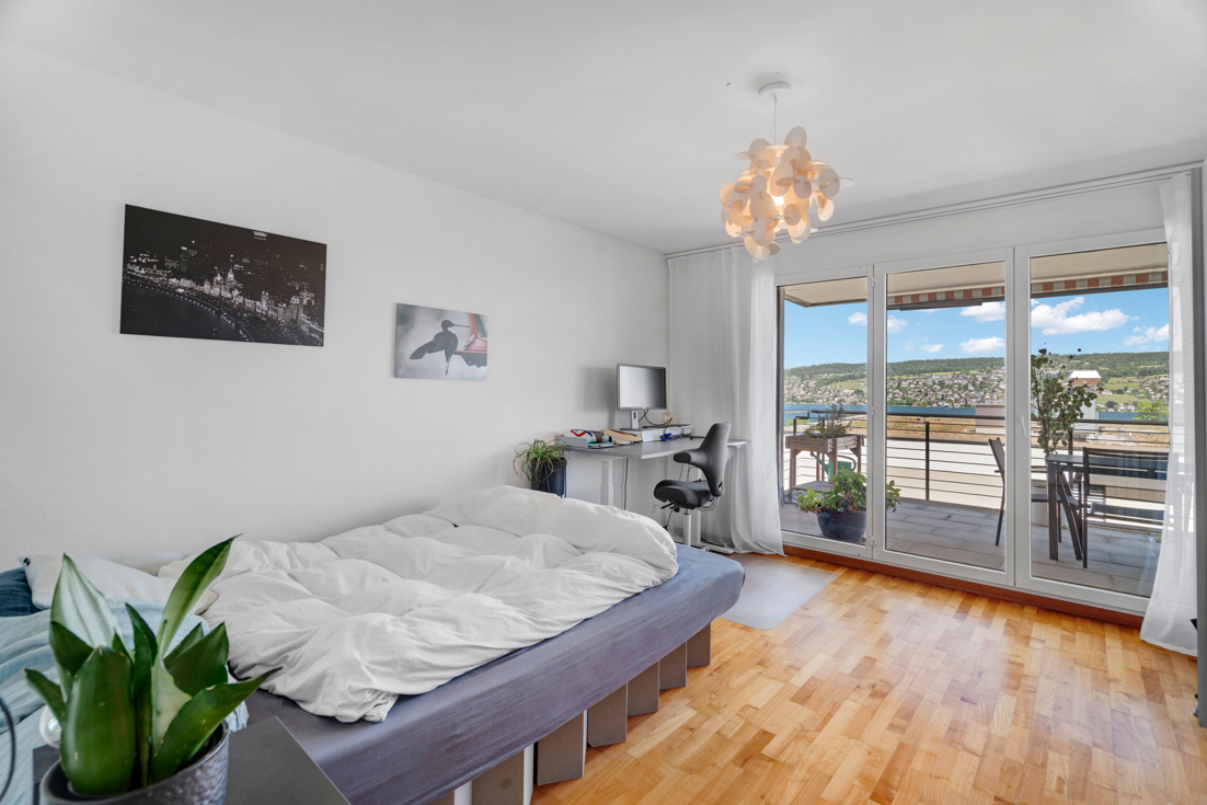 Helles Schlafzimmer mit Balkon und Aussicht