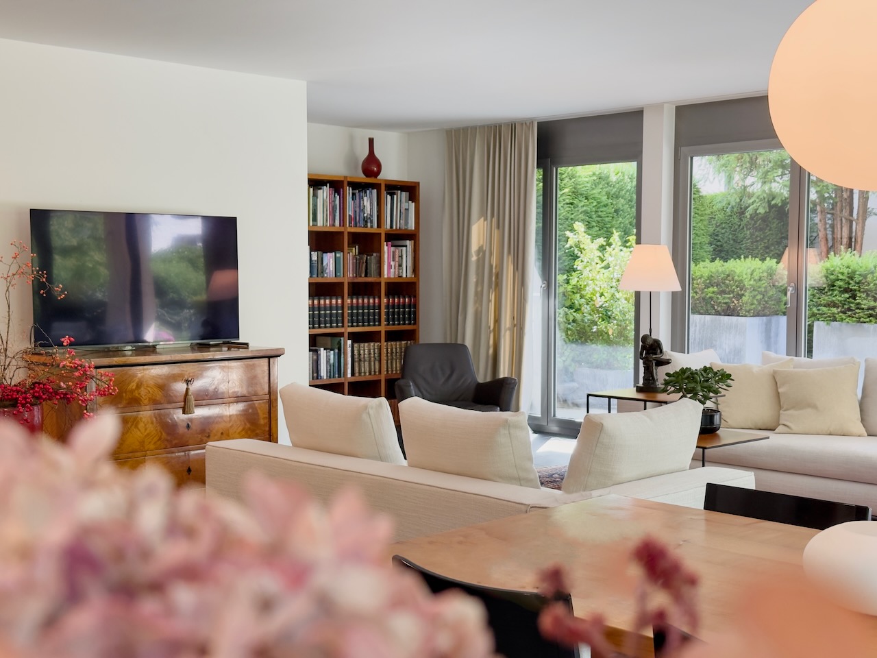 Helles Wohnzimmer mit Blick ins Grüne