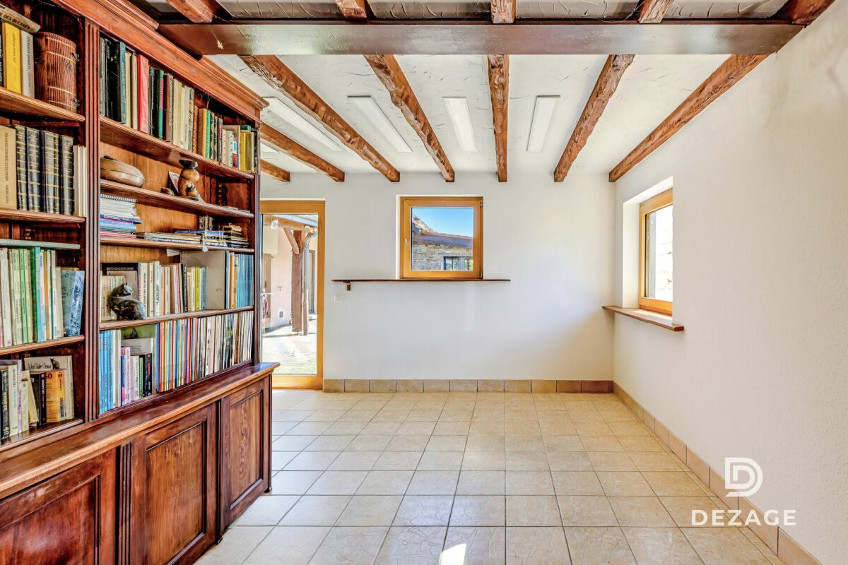 Heller Raum mit Bücherregal und Holzbalkendecke
