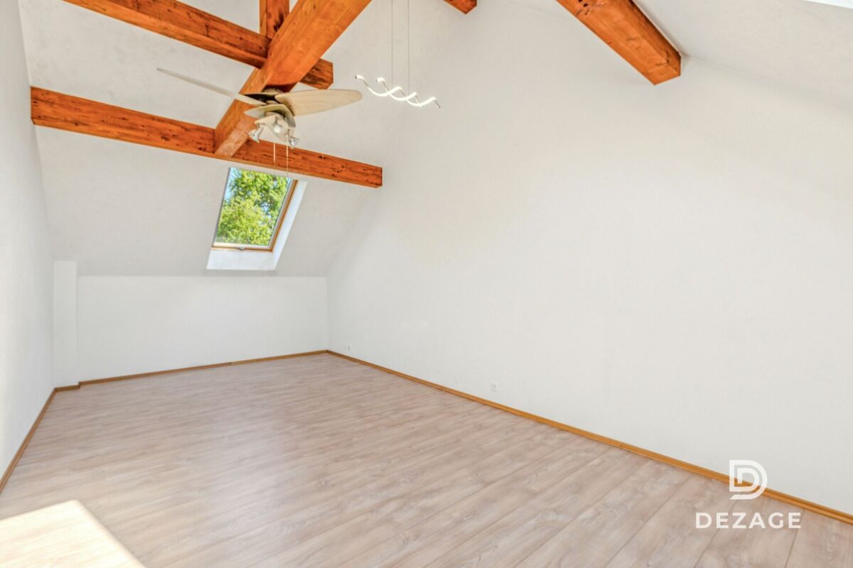 Leerer Dachraum mit sichtbaren Holzbalken