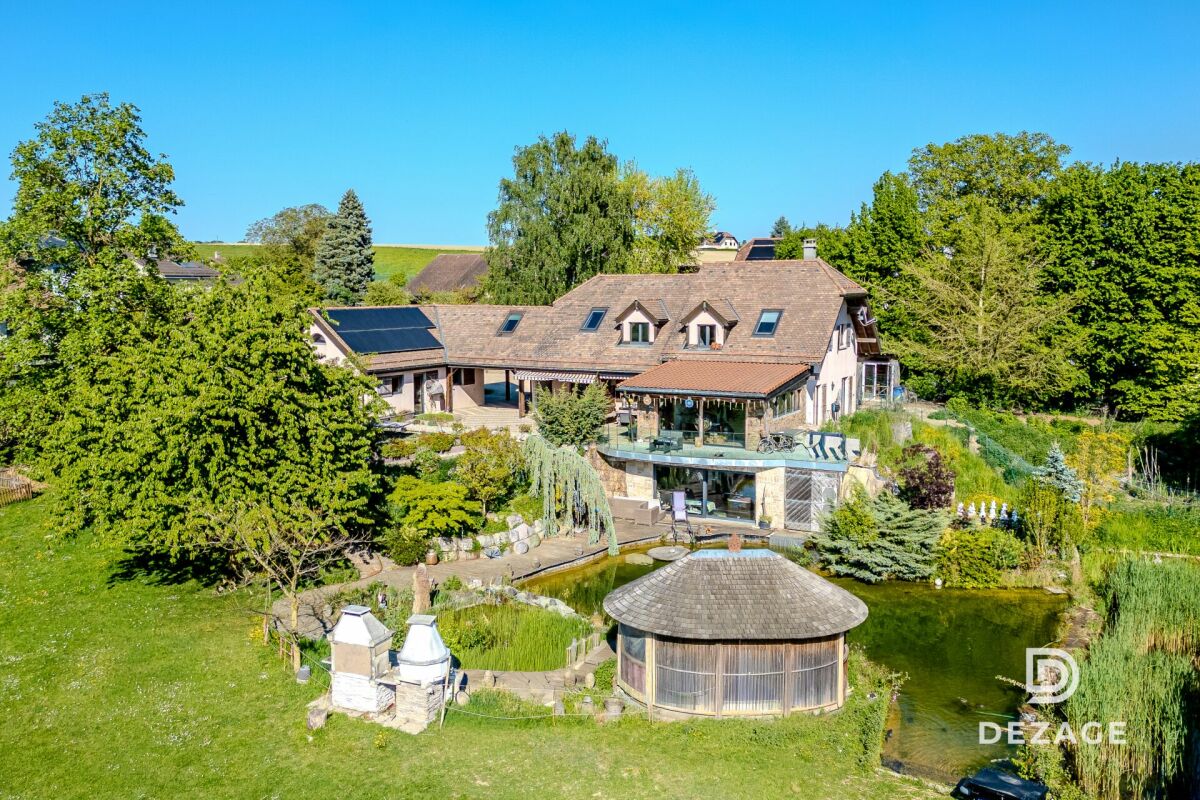 Großes Landhaus mit weitläufigem Garten und Teich
