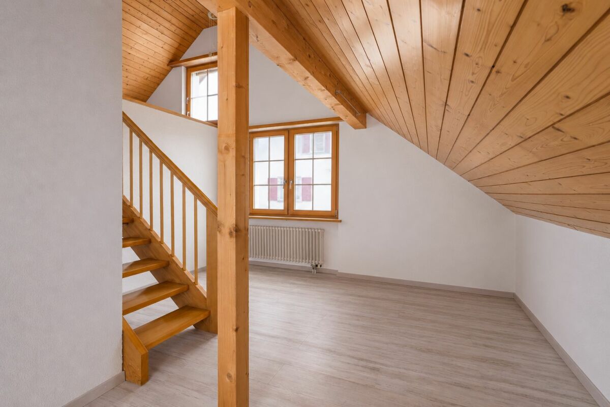 Dachgeschossraum mit Holztreppe