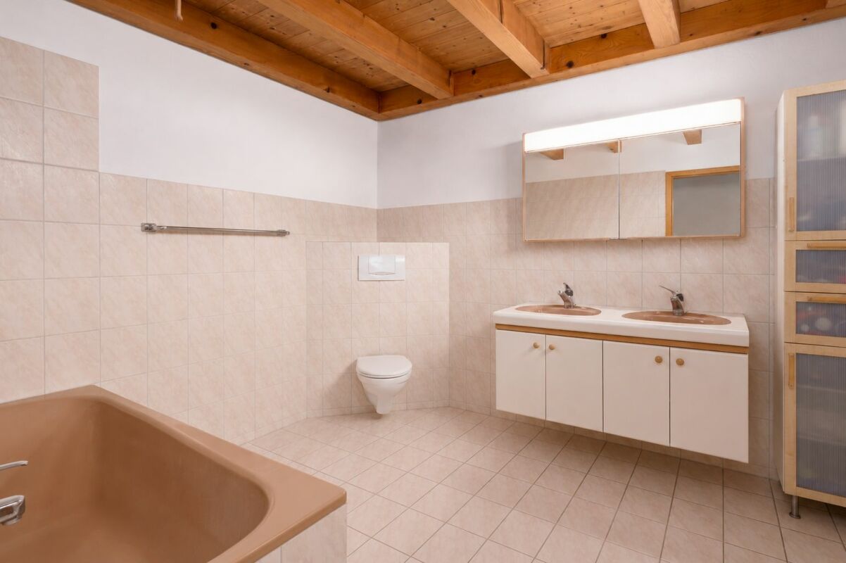 Badezimmer mit Holzbalkendecke