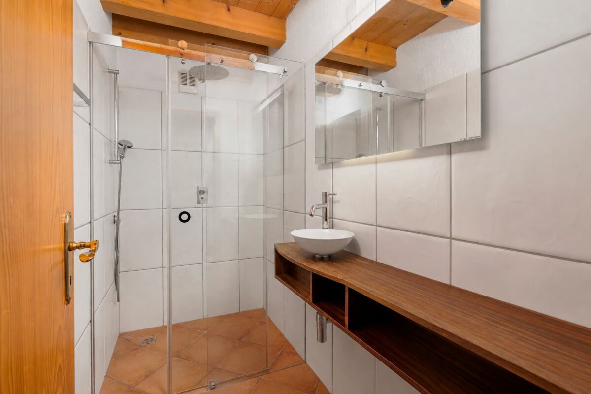 Modernes Badezimmer mit Dusche und Waschtisch
