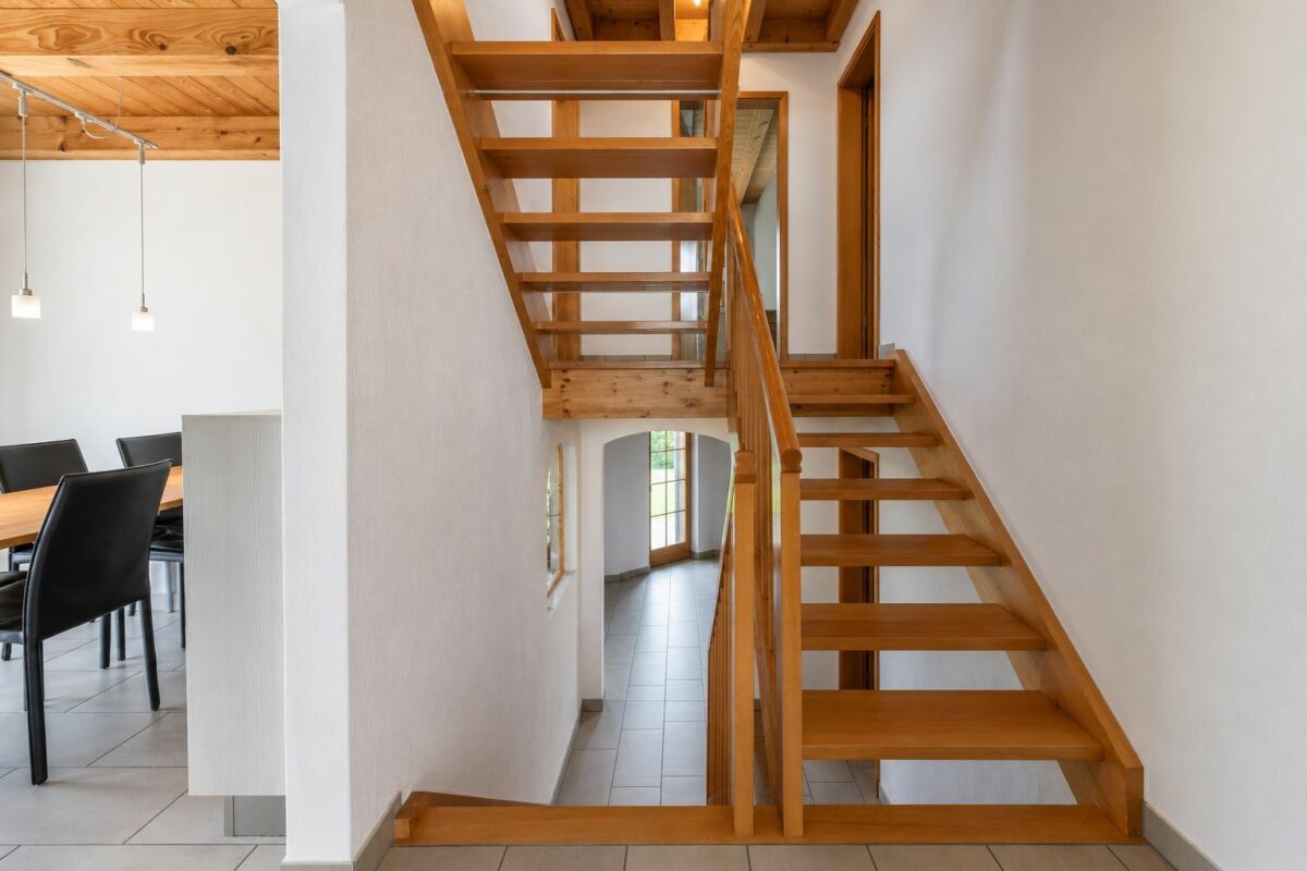 Treppe im offenen Wohnbereich