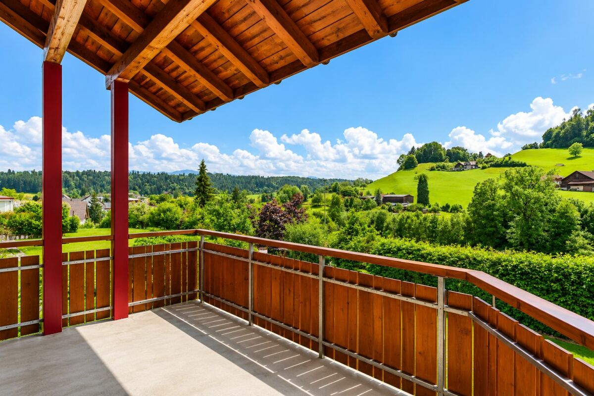 Balkon mit Berg- und Talblick