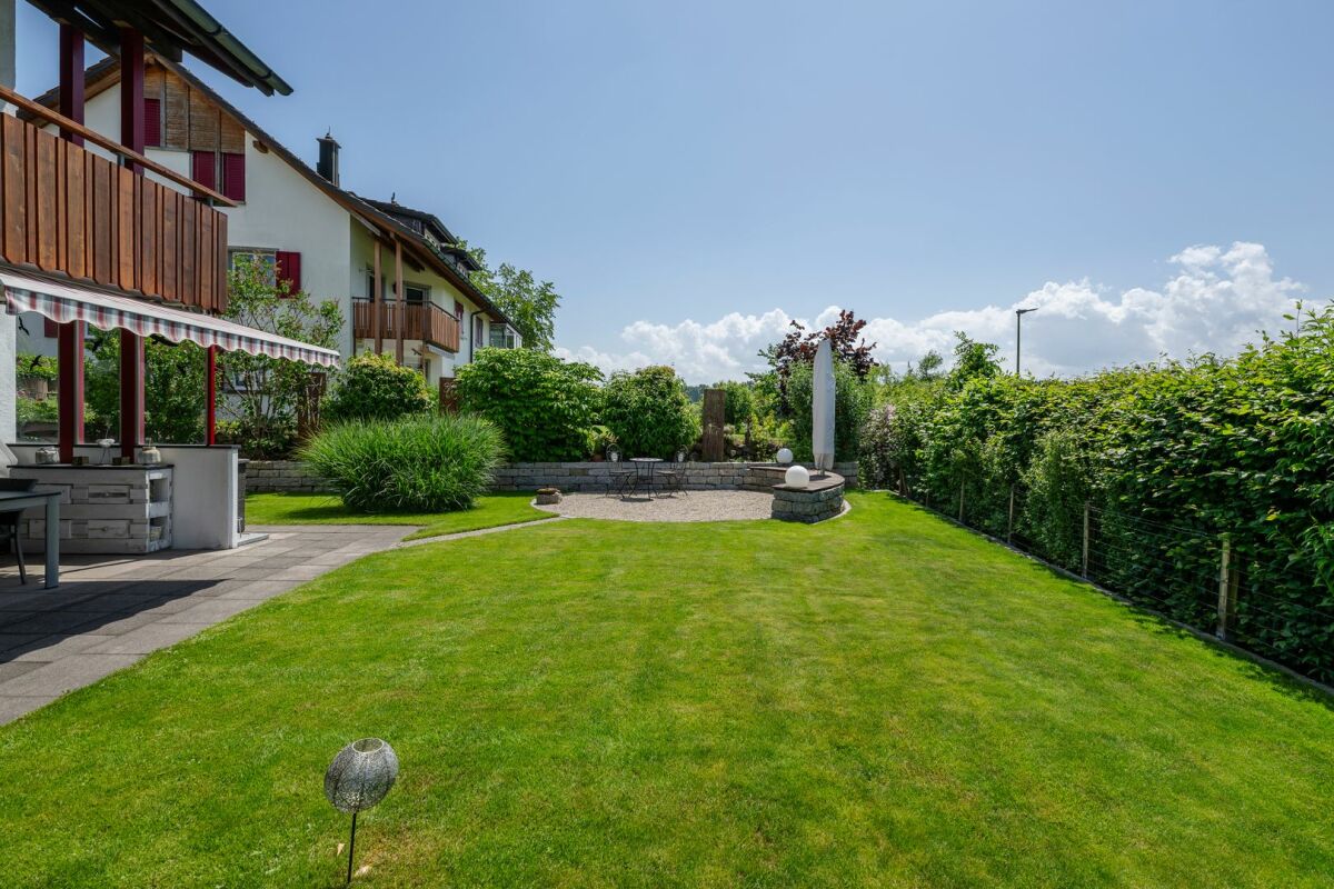 Gepflegter Garten mit Terrasse und Wohnhaus