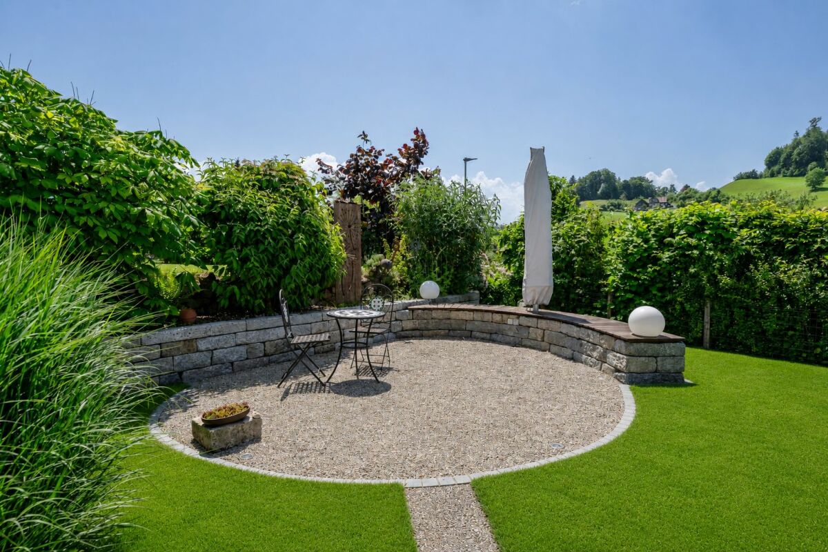 Garten mit Sitzplatz und Steineinfassung