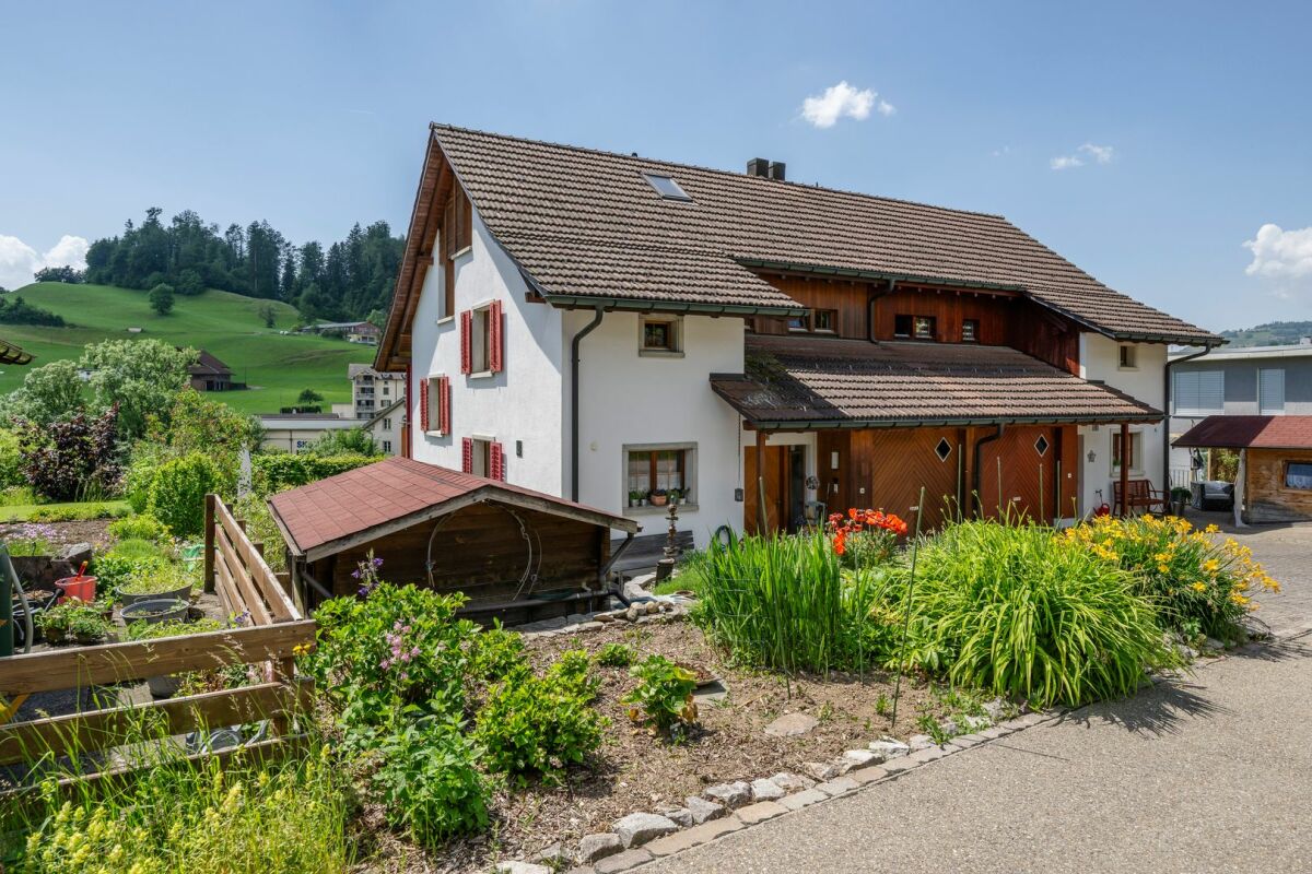 Landhaus mit Garten und Alpenblick