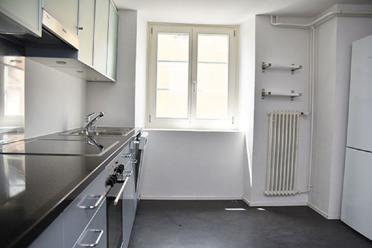 Kleine, schmale Küche mit Fenster