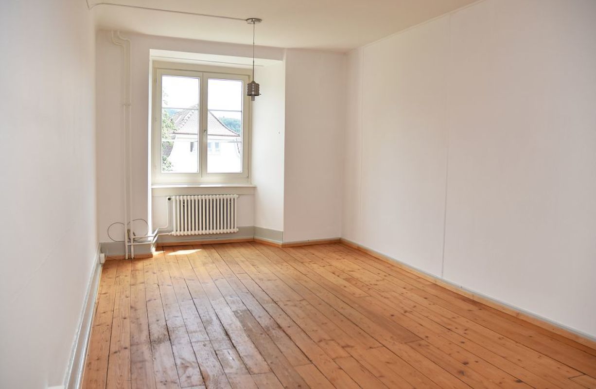 Leerer heller Raum mit Holzfußboden