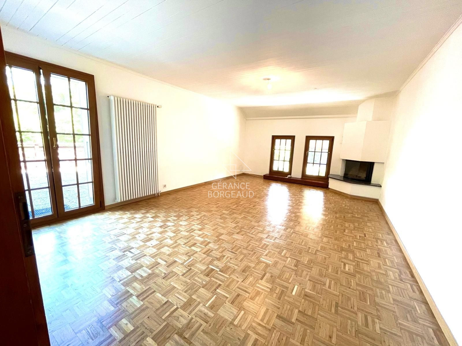 Heller Wohnraum mit Parkett und Kamin